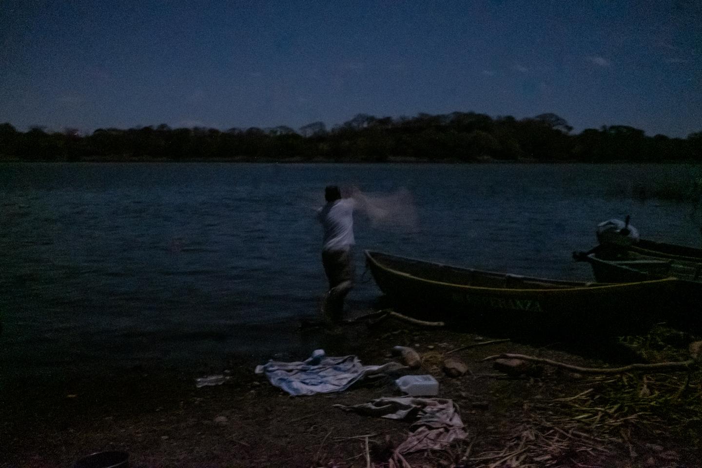 The announced death of the Lempa River - Don Maximiliano Perez, throws a fishing net on the shore...