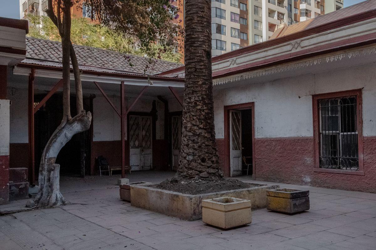 El incierto futuro de la casa colonial del libertador de Chile que ha resistido 14 terremotos 