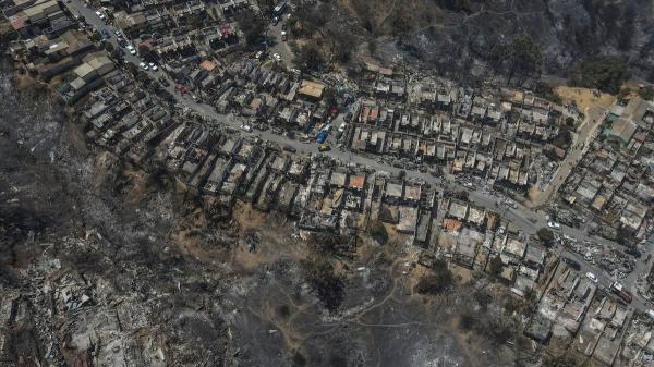 El Pais: Los incendios que han reducido a escombros numerosas comunidades del centro de Chile, en imágenes