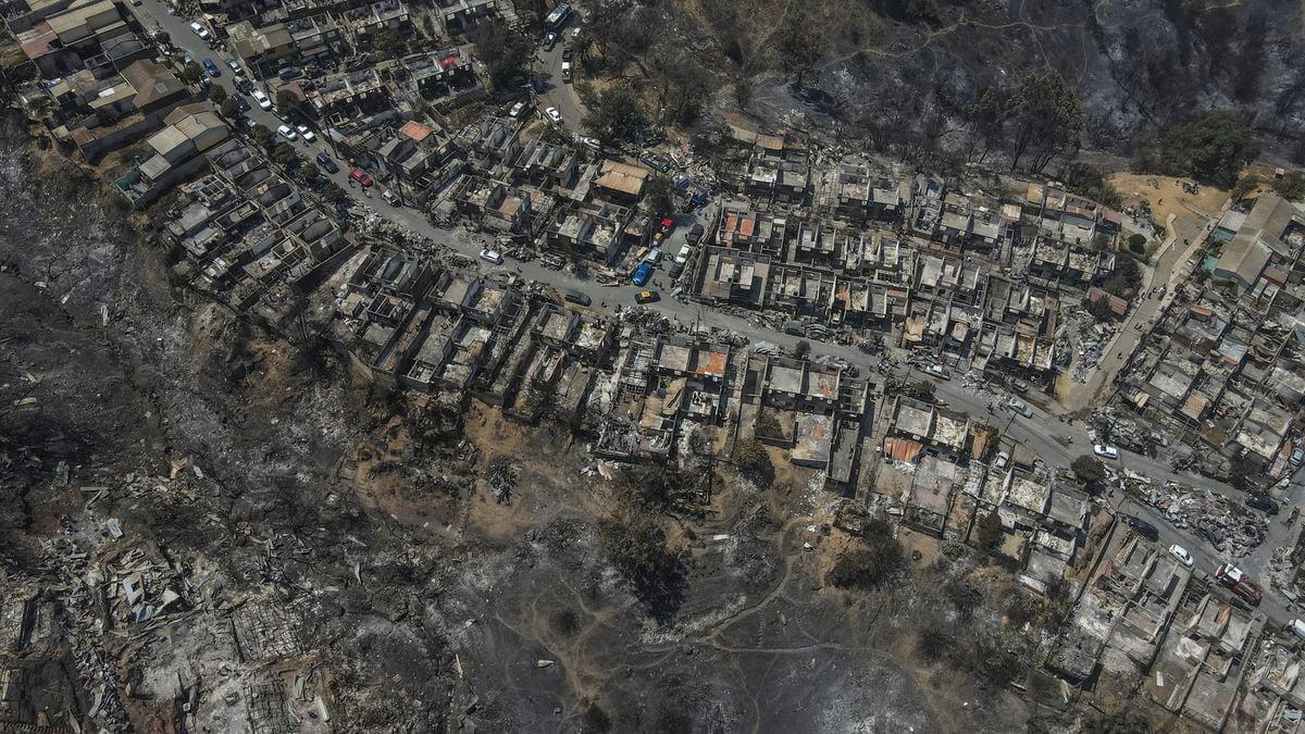 Thumbnail of El Pais: Los incendios que han reducido a escombros numerosas comunidades del centro de Chile, en imágenes