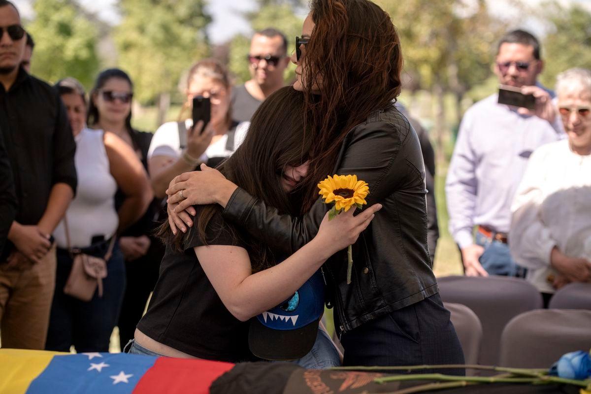 El Pais / Miedo, tristeza y sospechas: el funeral de Ronald Ojeda, el exmilitar venezolano asesinado en Chile por el Tren de Aragua