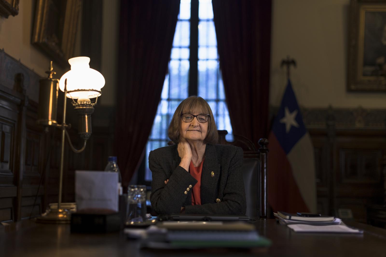 Portrait - La rectora Rosa Devés en su despacho en la casa...