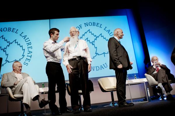 Nobel Laureates in Economy - Lindau, Tyskland. 24.08.2011. F.v. Edmund S. Phelps, en ukjent medarbeider, Robert J. Aumann,...