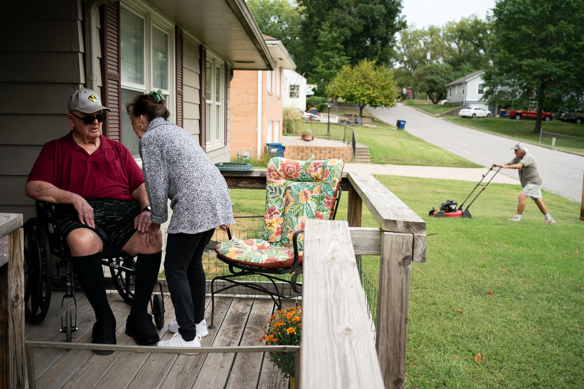 Love and Life in Hospice  - As the weather cools down, Vic and Joann spend an autumn...