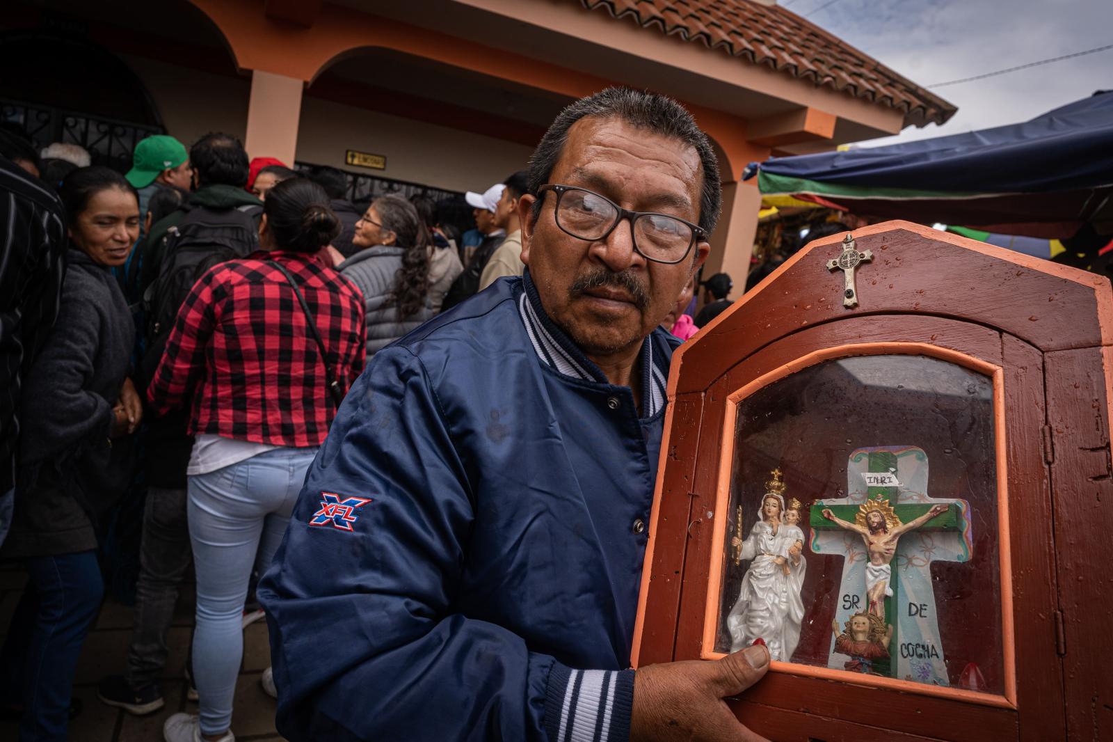 Pilgrims flock to church in Ecuador to ask ‘Christ of Migrants’ for protection of relatives in migration journeys to US - 