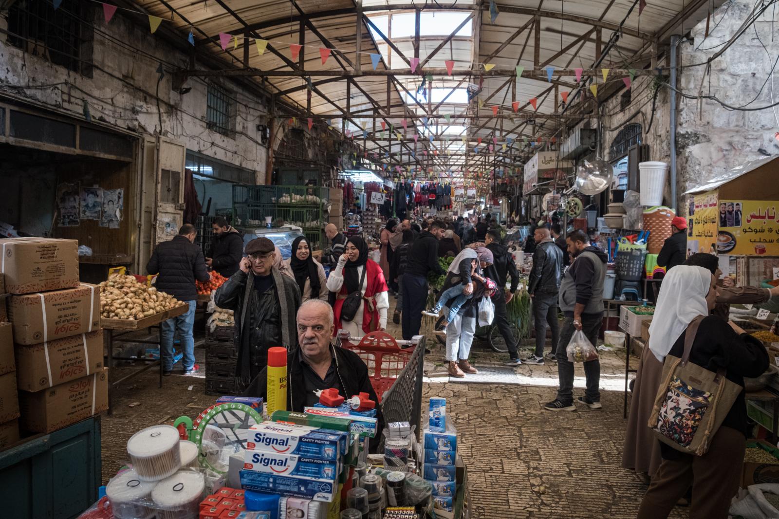 Israel, an announced war - Workers in the city of Nablus, Palestine. The entire region has been affected by the closure of...