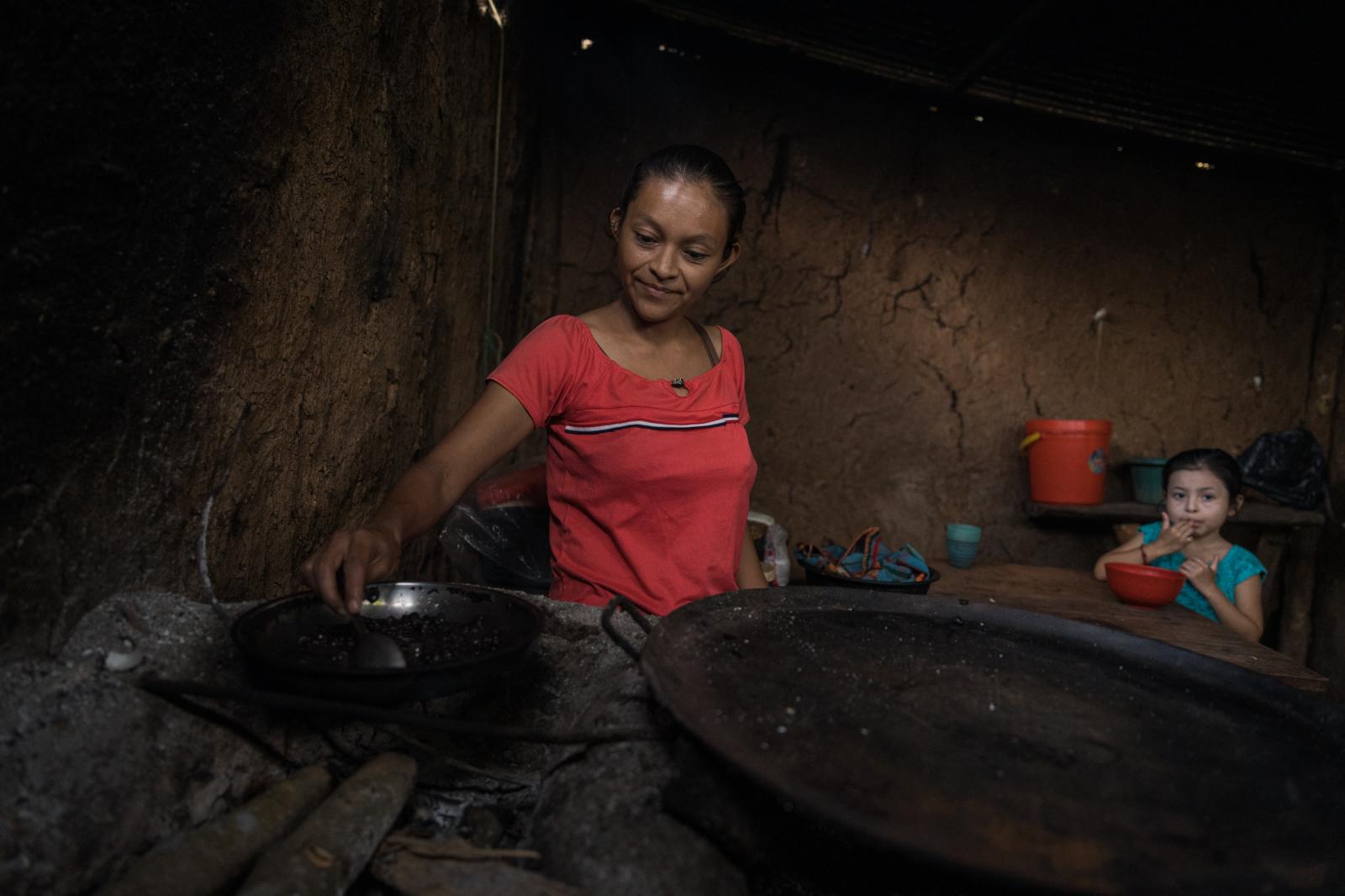 The Dry Corridor: How climate change causes mass migration from Central America - Mirna Lisenia Ram&iacute;rez (28) cooks beans for her daughter Mabelin Yorleni (6). The basic...