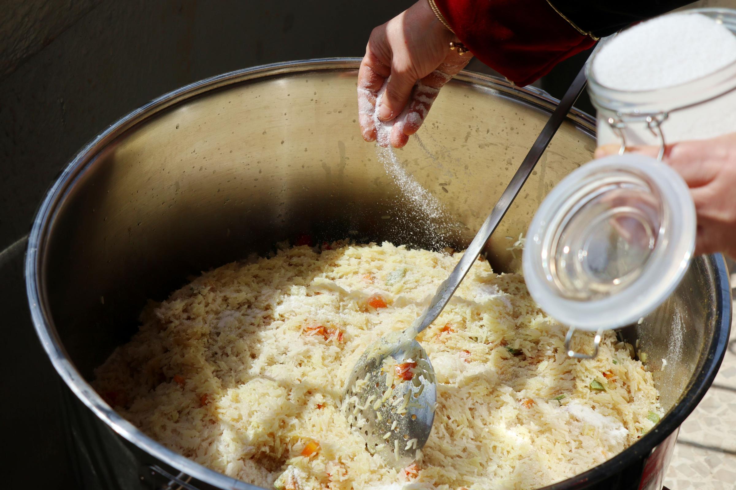 Libano - Lebanon - Volounteers from  Musawat prepare meals for poor children...