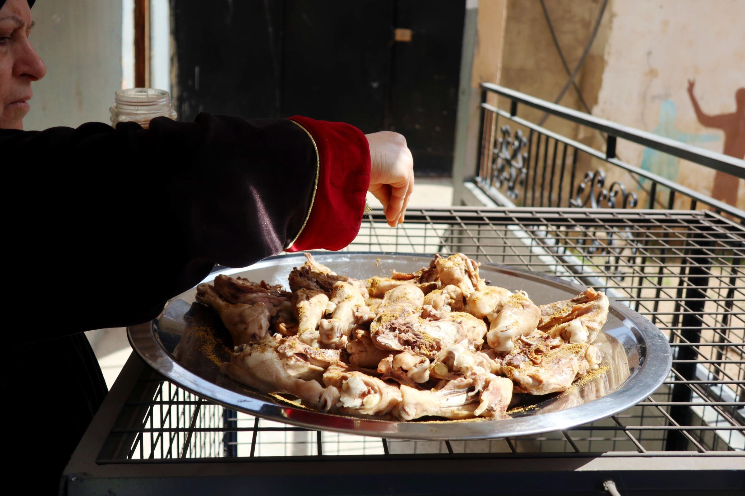 Libano - Lebanon - A volounteer of Musawat Organization prepares meals for...