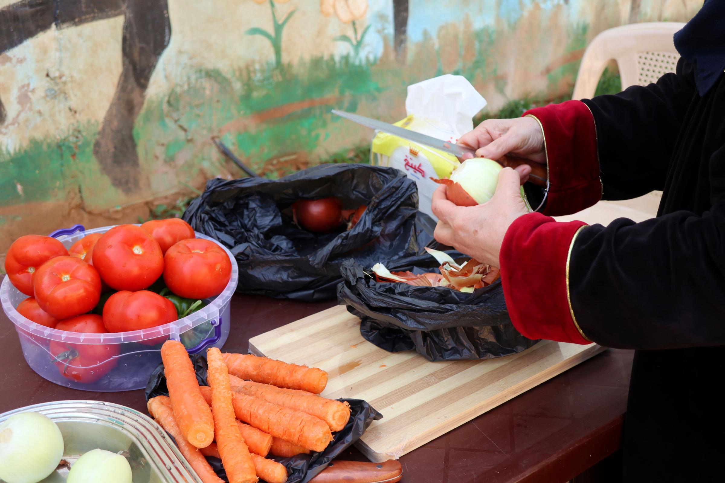 Libano - Lebanon - A volounteer from Musawat Organization prepares food for...