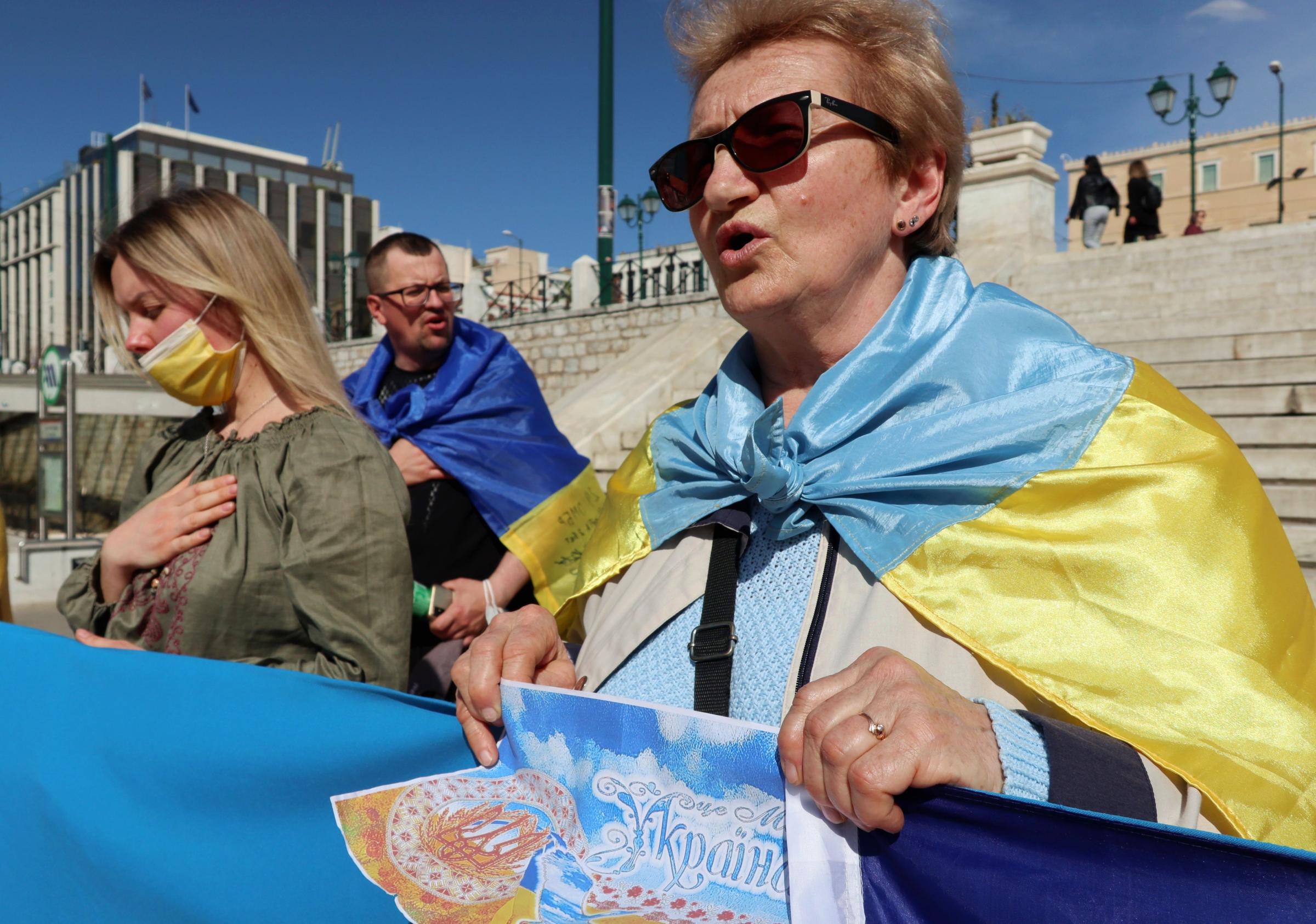 Ukraina - Ukrainian people sing national anthem at their...