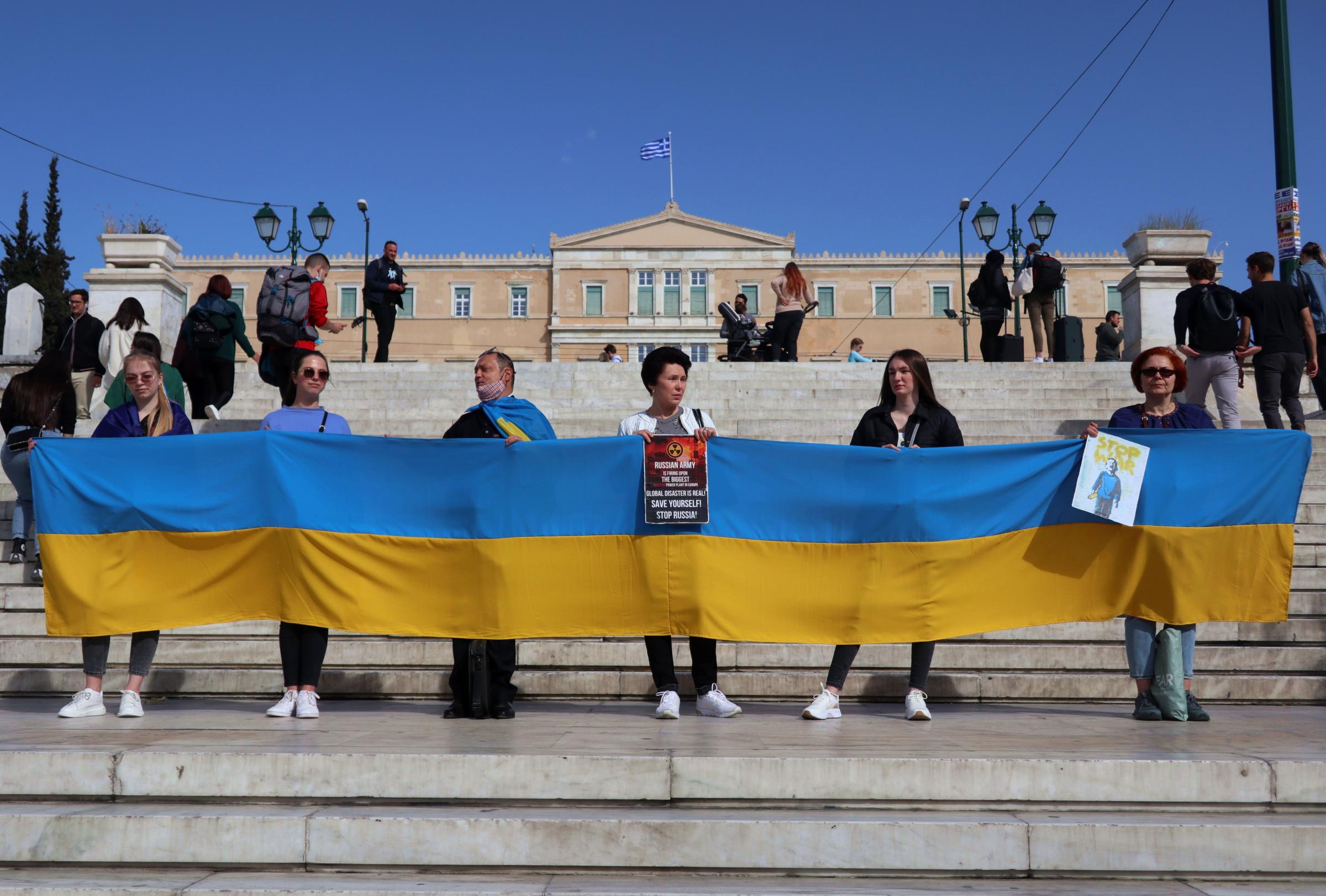 Ukraina - A group of Ukrainian refugees show Ukrainian flag in...