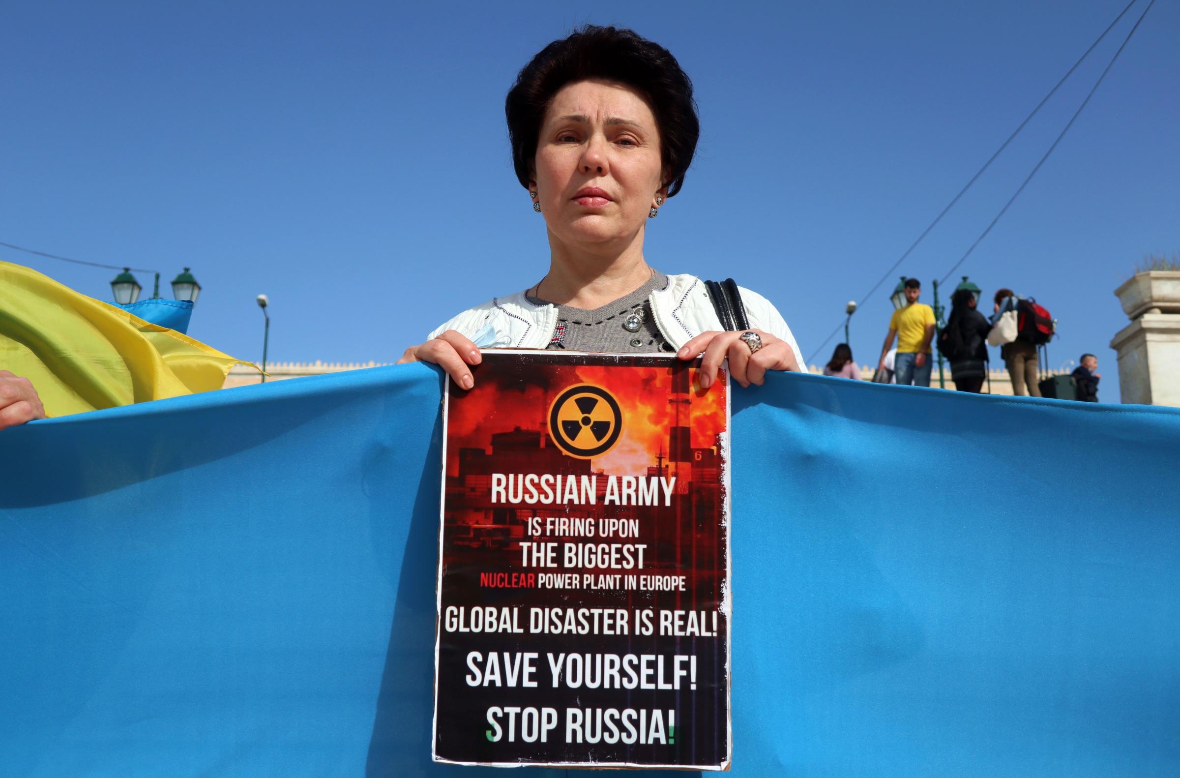 Ukraina - Ukrainian refugee Natalia protests against Russia in...