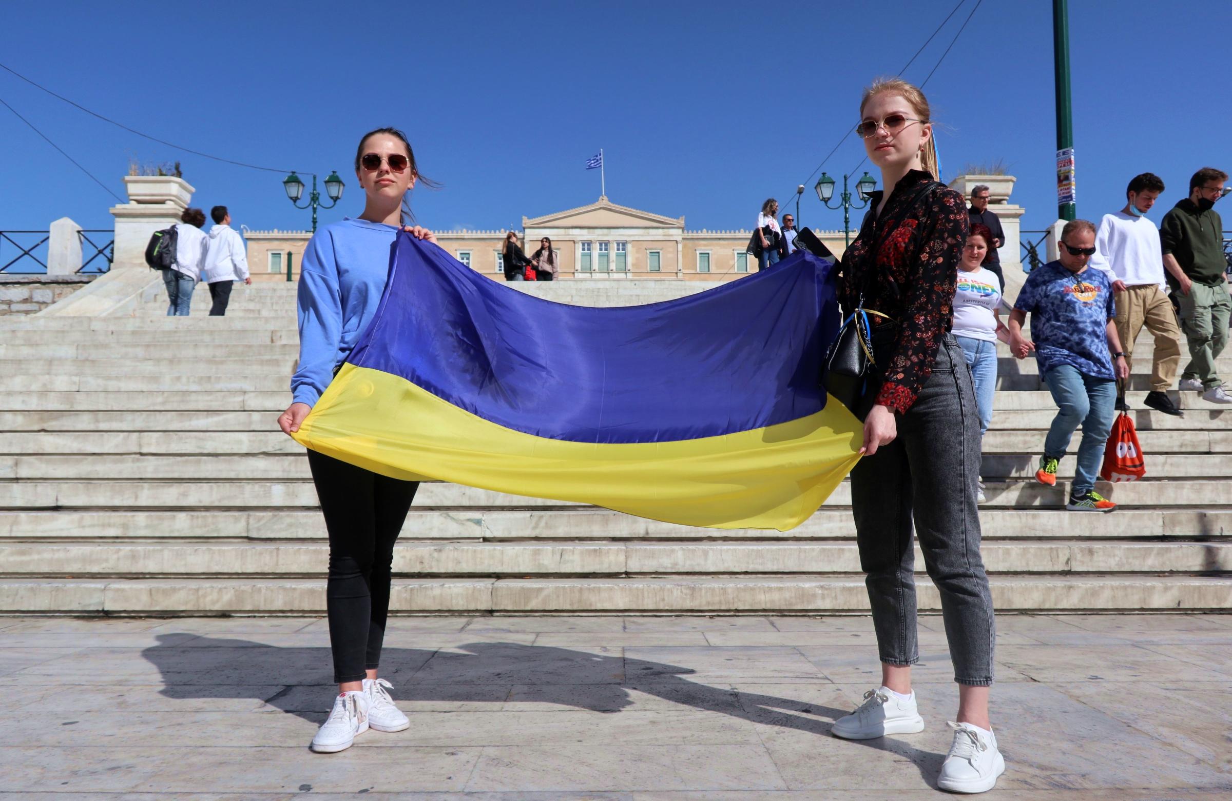 Ukraina - Ukrainian refugees Aleksia and Anastasia show Ukrainian...