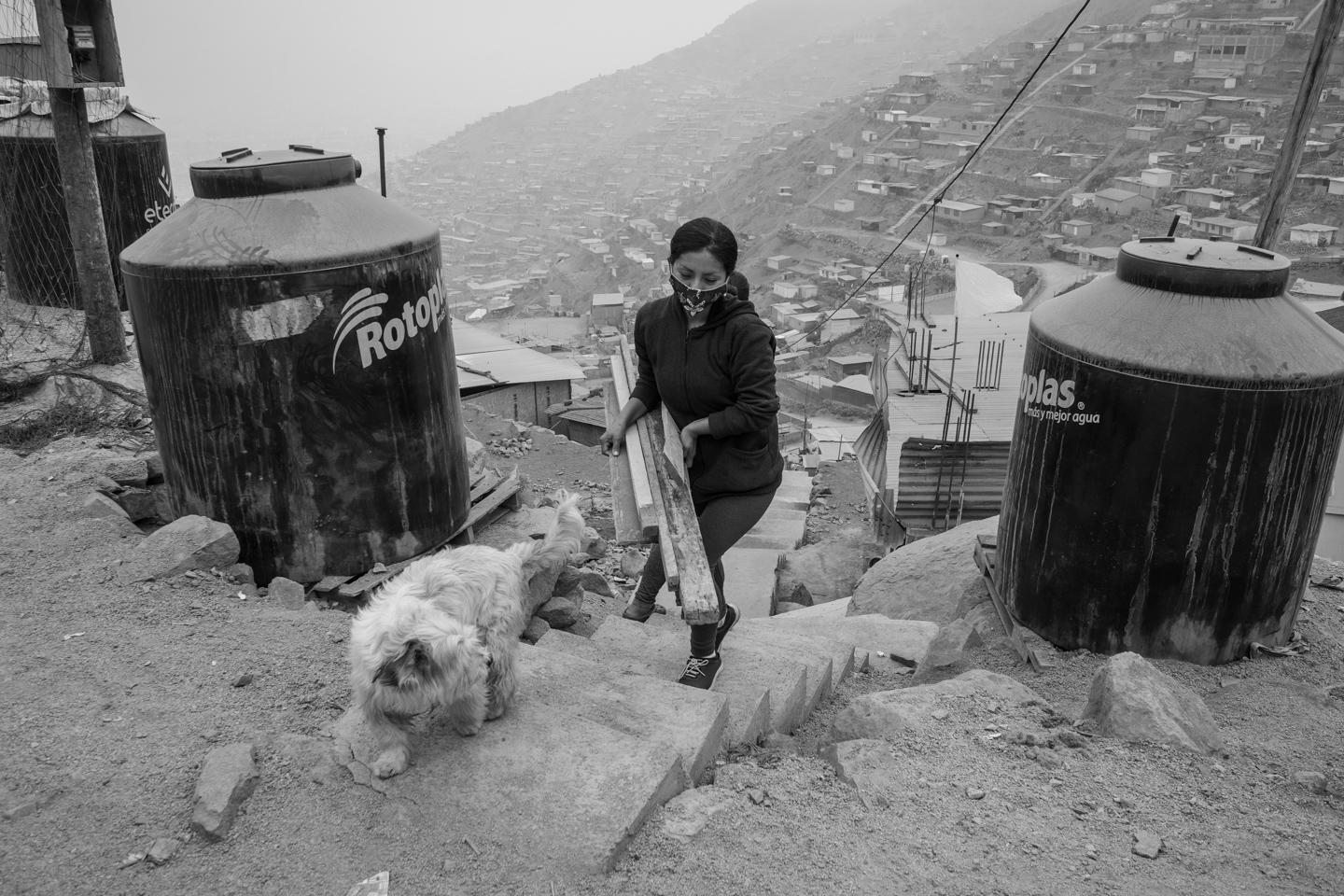 Daysi Esteban collects wooden b... the polluting smoke. Lima Peru