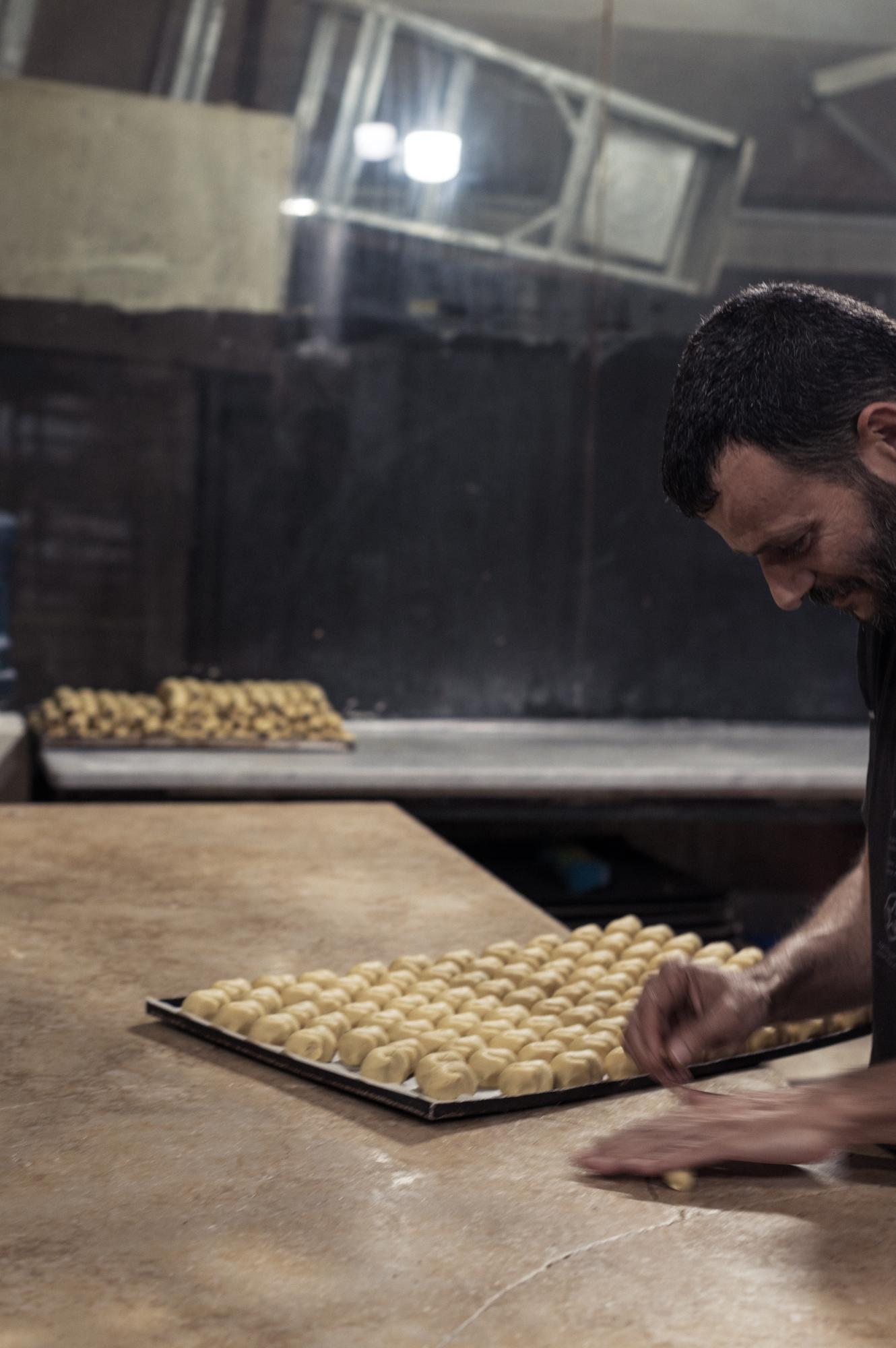 Liban - Blérézina au pays du Cèdre - An employee of a bakery in the Ain el Remmaneh...