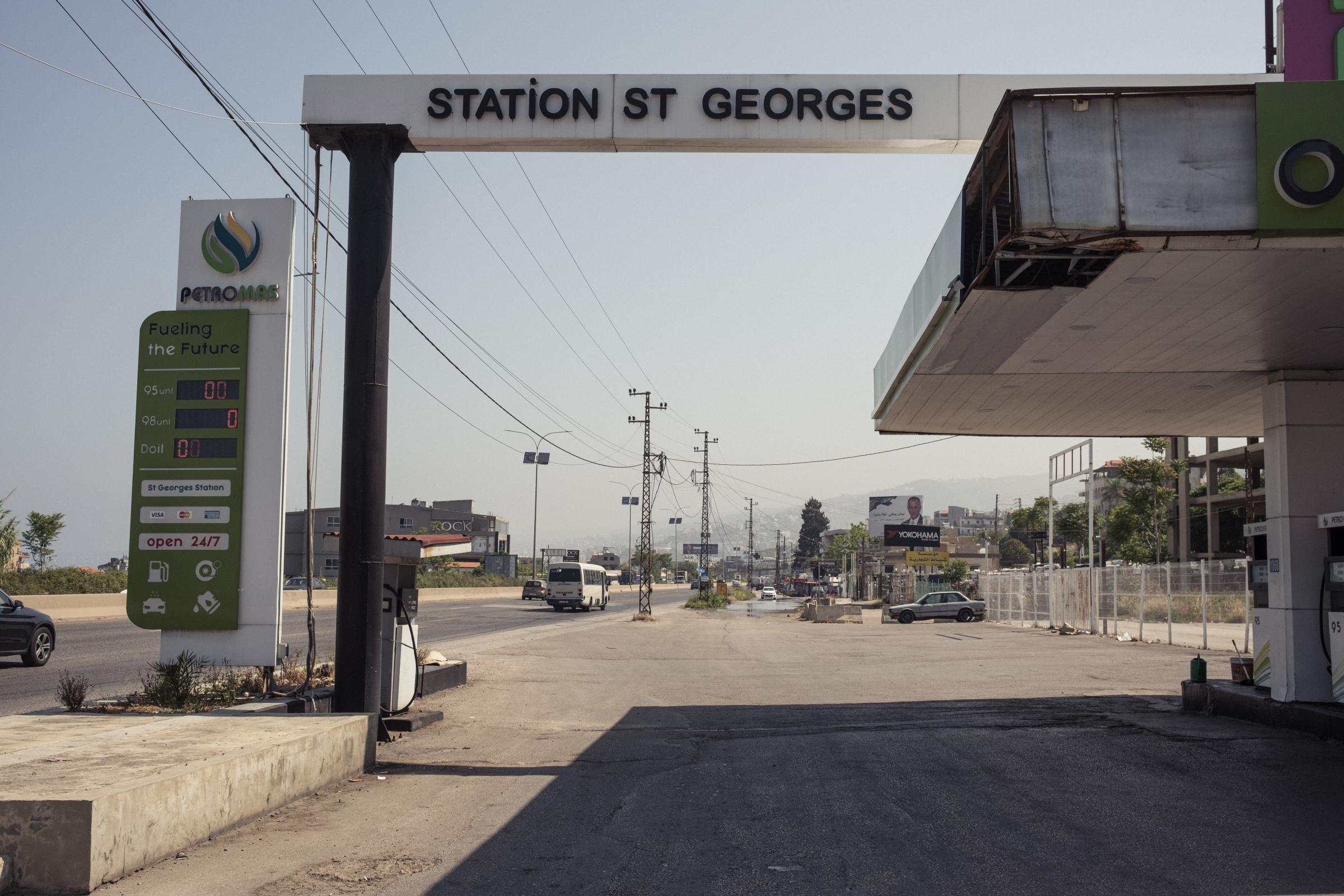 Liban - Blérézina au pays du Cèdre - St Georges gas station closed due to shortage on the...