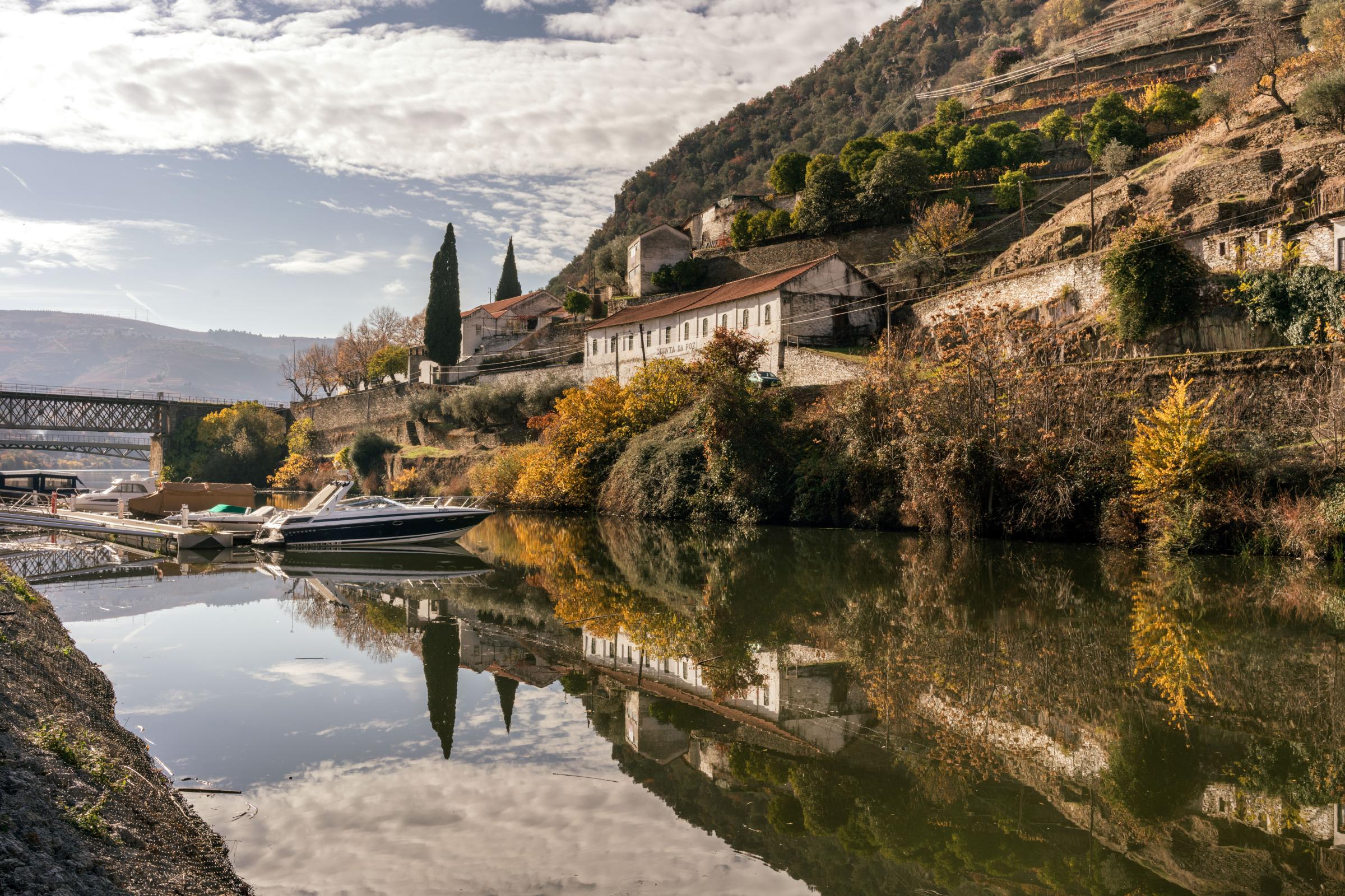 Comissions - The village of Pinhão, on the Douro river valley in...