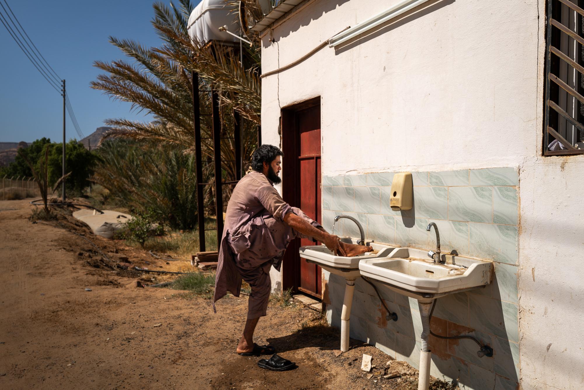 Saudi Arabia: Beyond The Petrol Wealth - Pakistani Mehran cleans his feet during his lunch break at the Zuayr date farm in Al&#39;Ula.