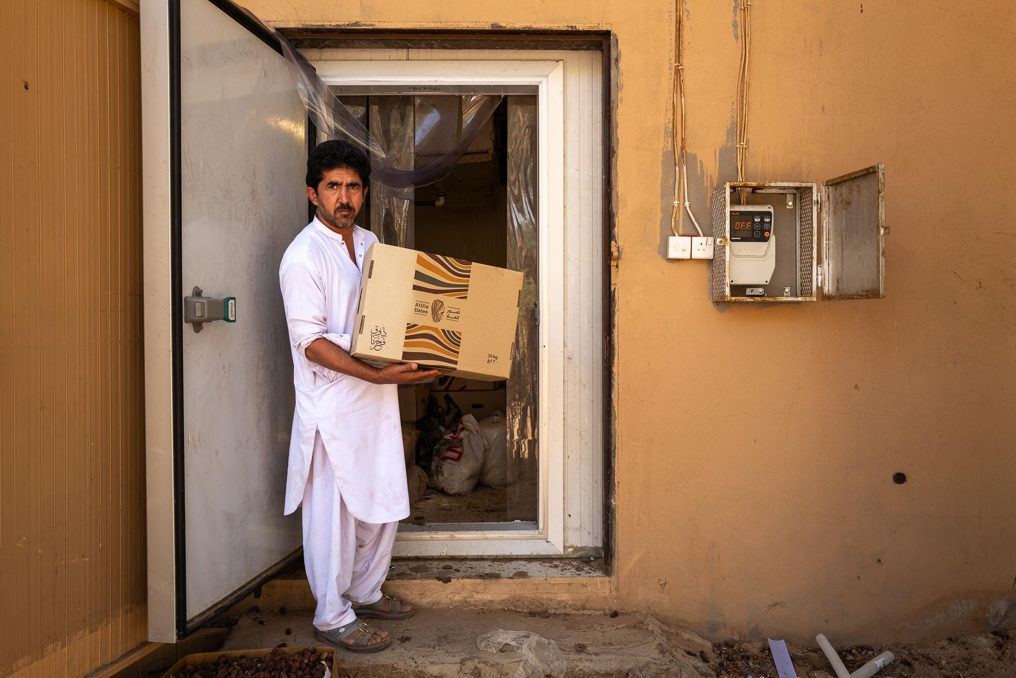 Saudi Arabia: Beyond The Petrol Wealth - Pakistani Minathkhan (38) in front of the cold store at the Zuayr date plantation in...