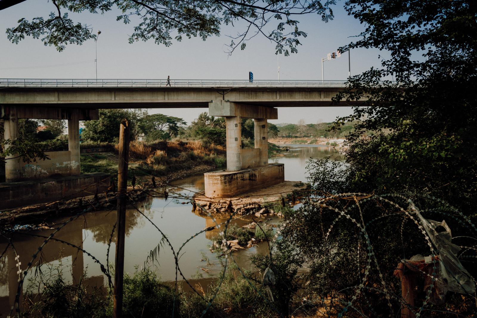 A Burmese man crosses the borde...ndship Bridge. Mae Sot Thailand