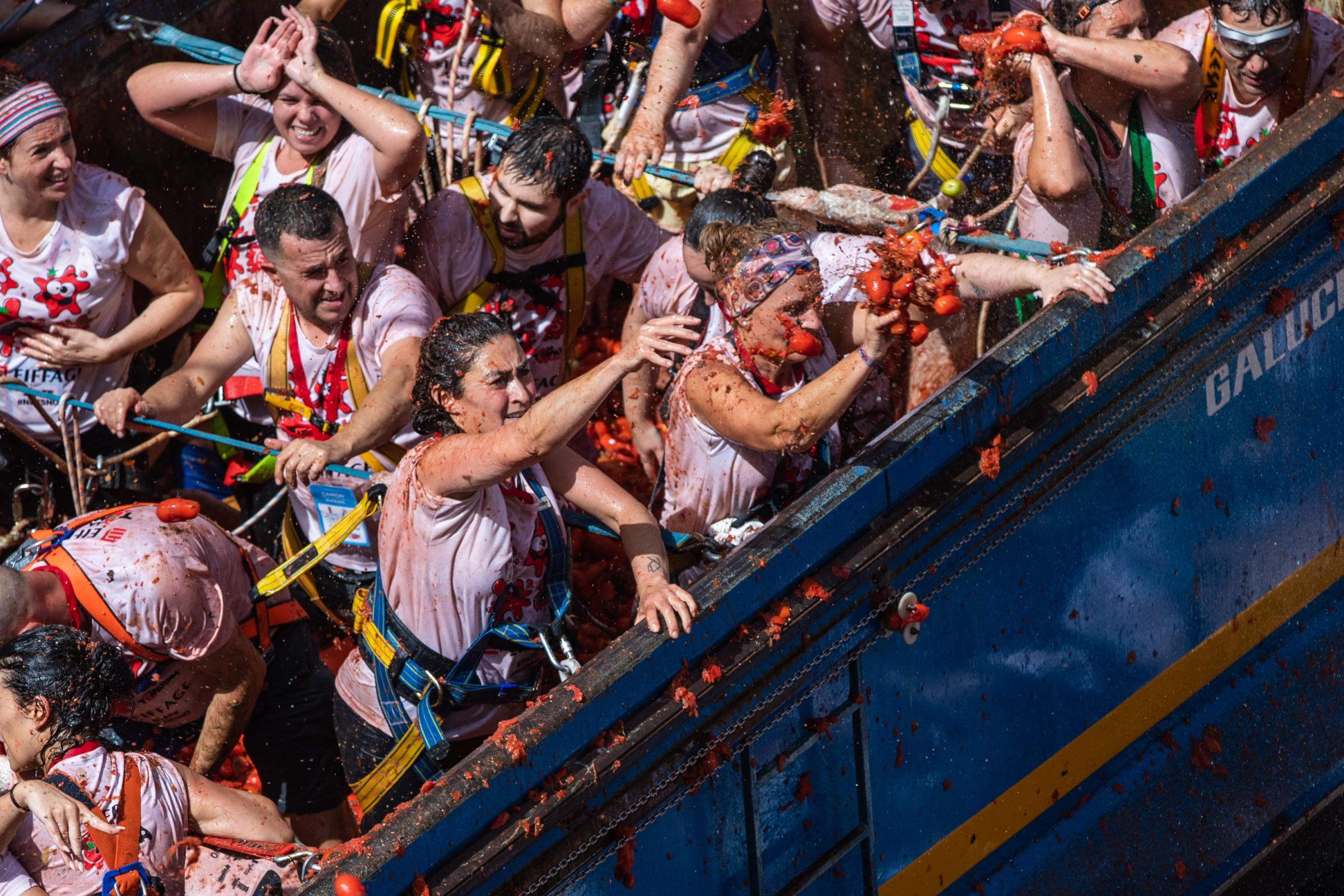 Spain's Tomato Throwing Festival Returns After Covid Hiatus For The 75th Edition - BUNOL, SPAIN - AUGUST 31: One of the trucks full of...