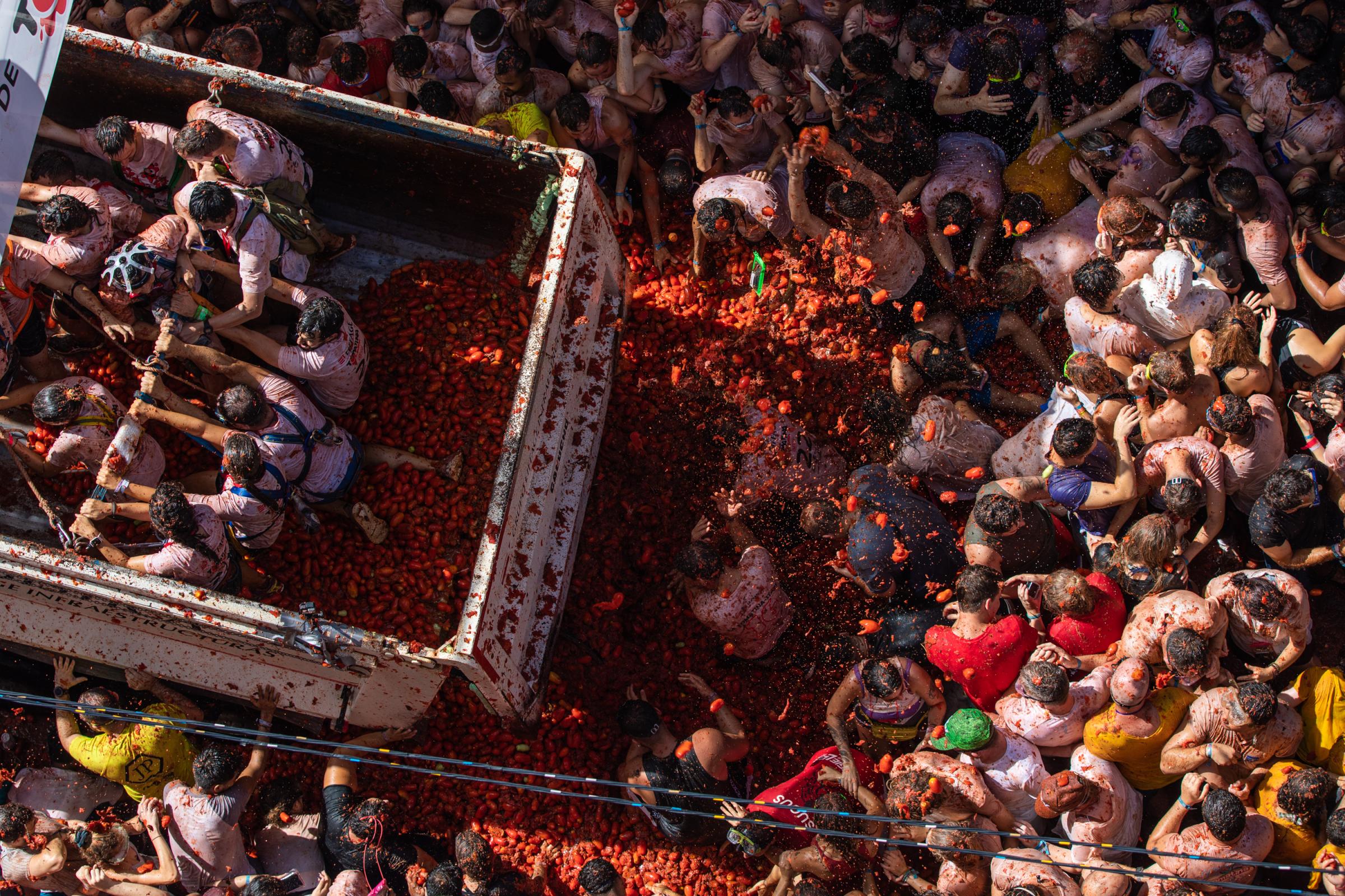 Spain's Tomato Throwing Festival Returns After Covid Hiatus For The 75th Edition - BUNOL, SPAIN - AUGUST 31: One of the trucks full of...
