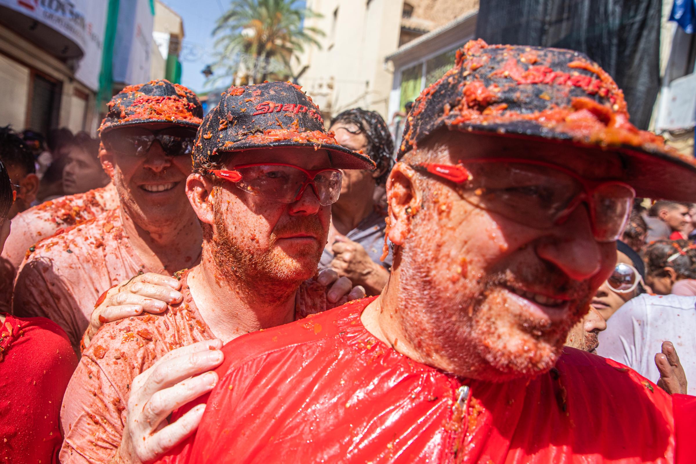 Spain's Tomato Throwing Festival Returns After Covid Hiatus For The 75th Edition - BUNOL, SPAIN - AUGUST 31: Revelers celebrate and throw...