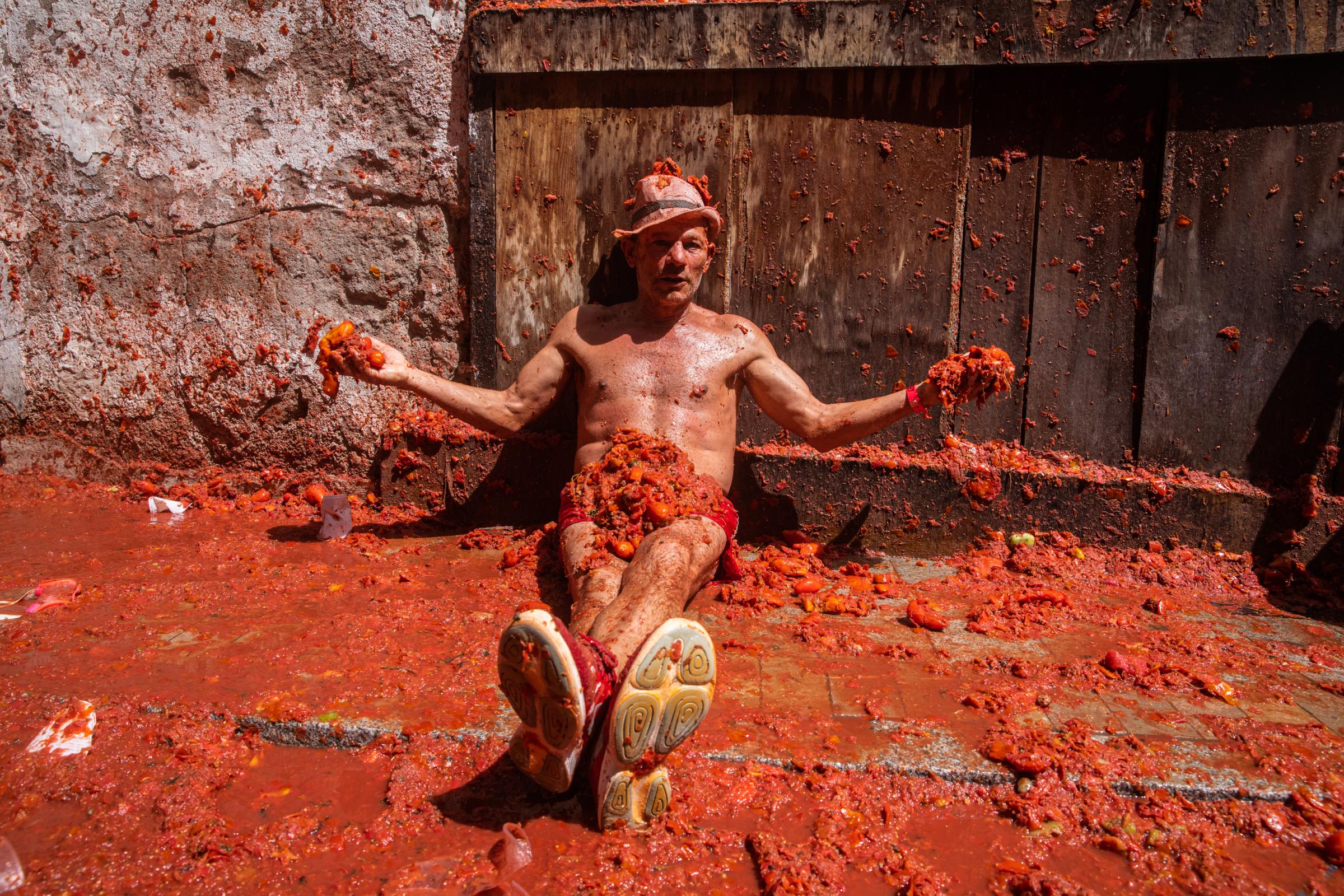 Spain's Tomato Throwing Festival Returns After Covid Hiatus For The 75th Edition - BUNOL, SPAIN - AUGUST 31: Revelers celebrate and throw...