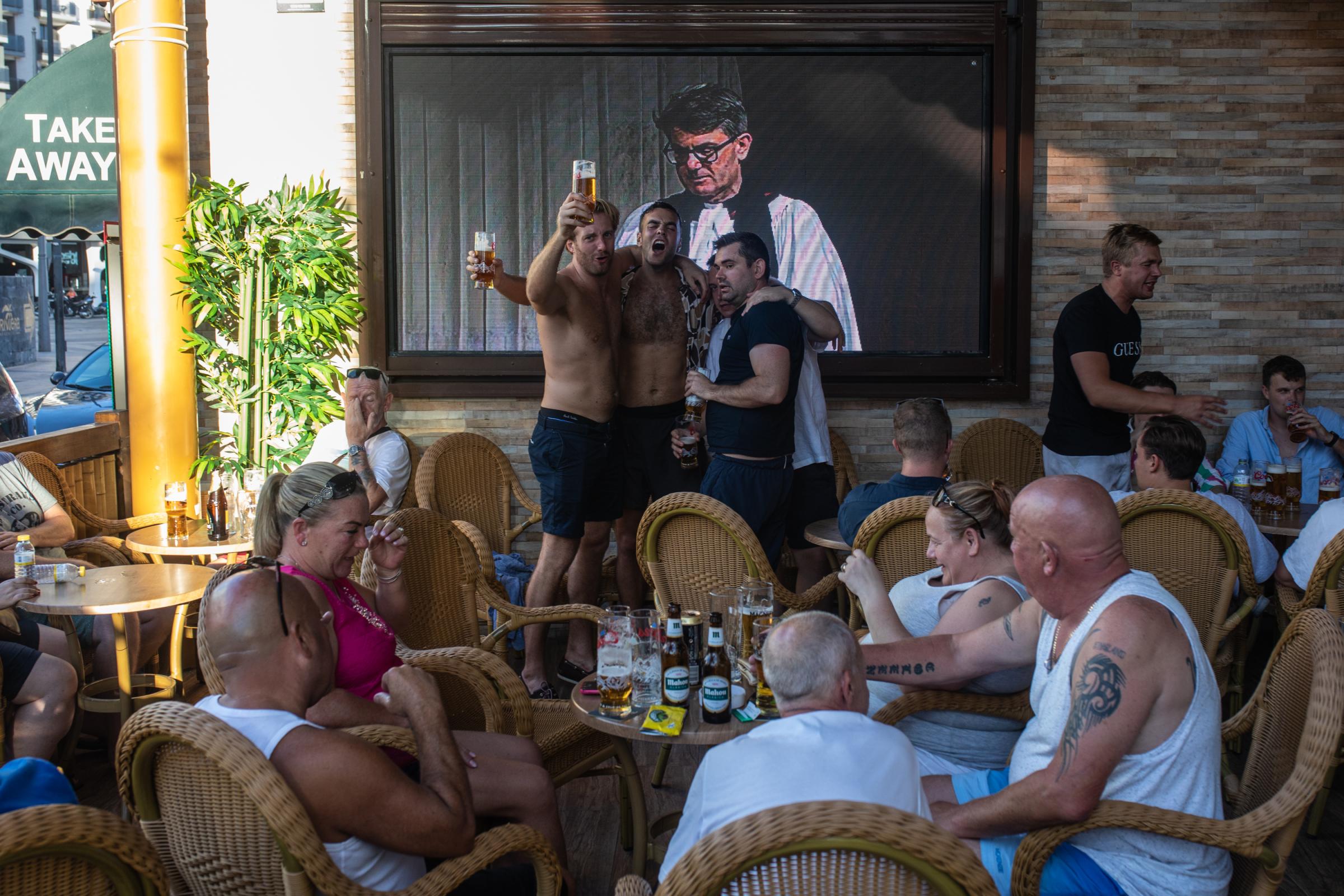 British Tourists In Benidorm Pay Tribute To Queen Elizabeth II - BENIDORM, SPAIN - SEPTEMBER 9: Young people toast with...