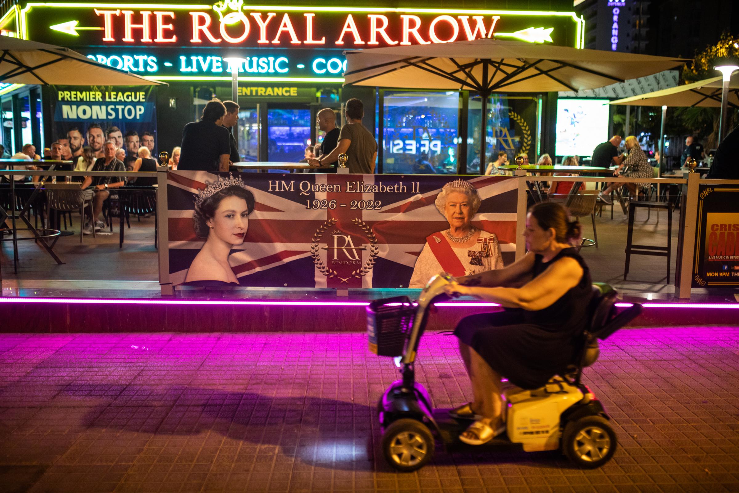 British Tourists In Benidorm Pay Tribute To Queen Elizabeth II - BENIDORM, SPAIN - SEPTEMBER 10: An English tourist with a...