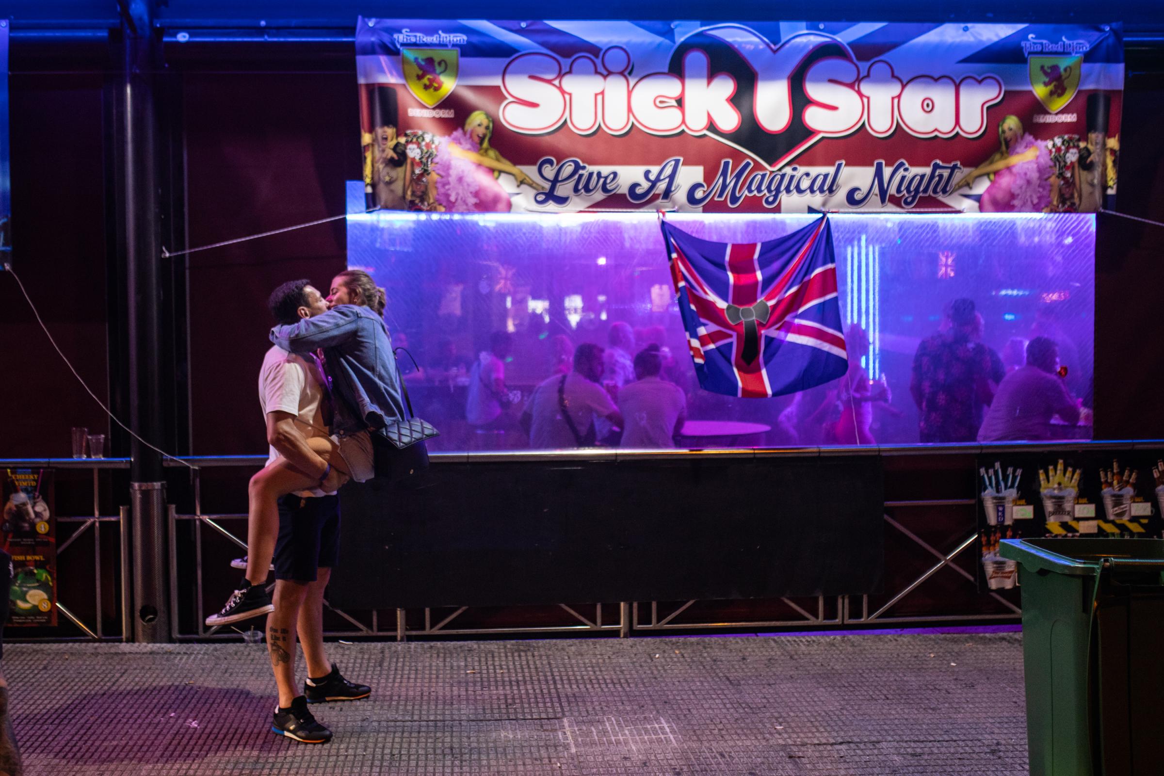British Tourists In Benidorm Pay Tribute To Queen Elizabeth II - BENIDORM, SPAIN - SEPTEMBER 10: A couple kisses in front...