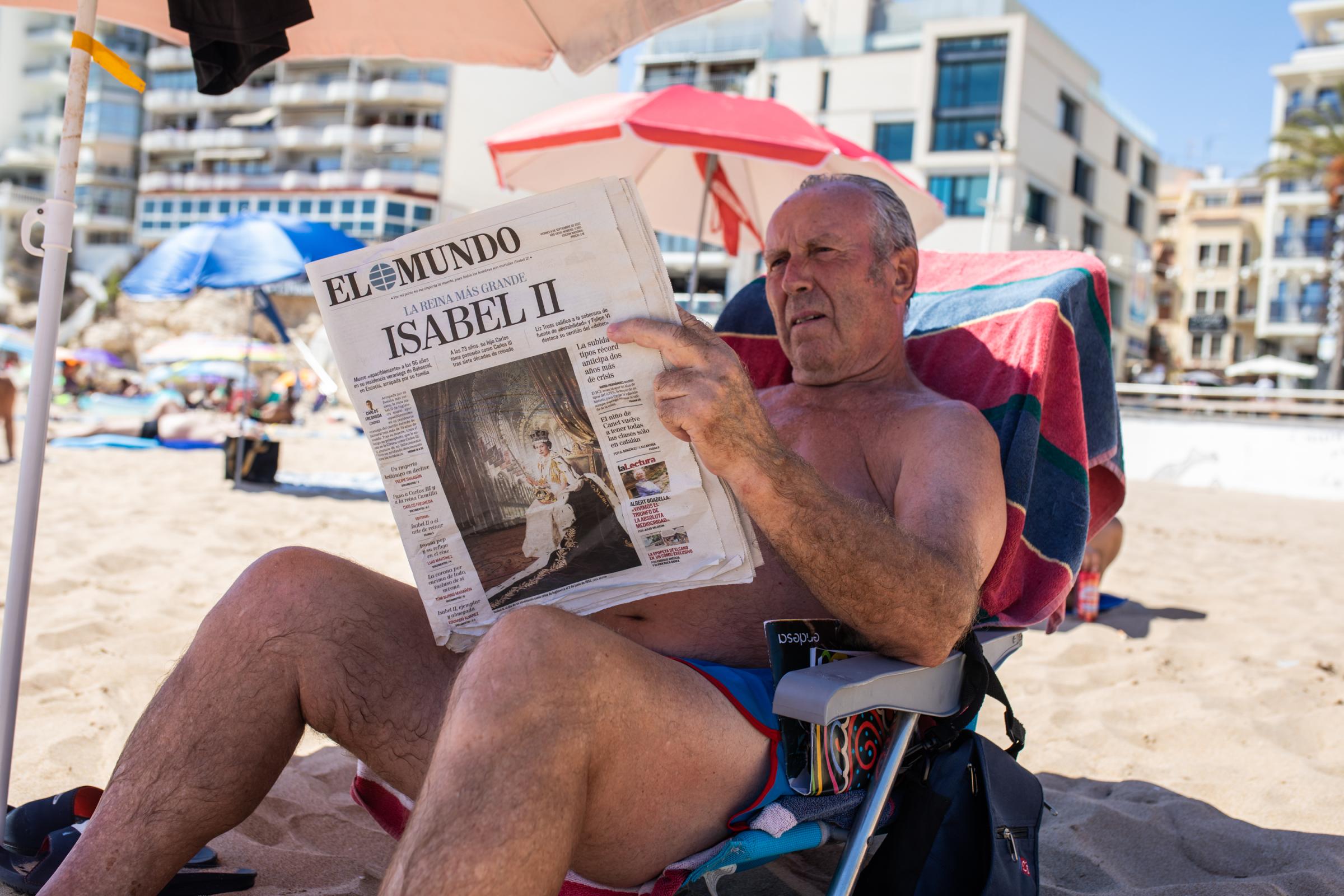 British Tourists In Benidorm Pay Tribute To Queen Elizabeth II - BENIDORM, SPAIN - SEPTEMBER 10: A tourist reads a Spanish...