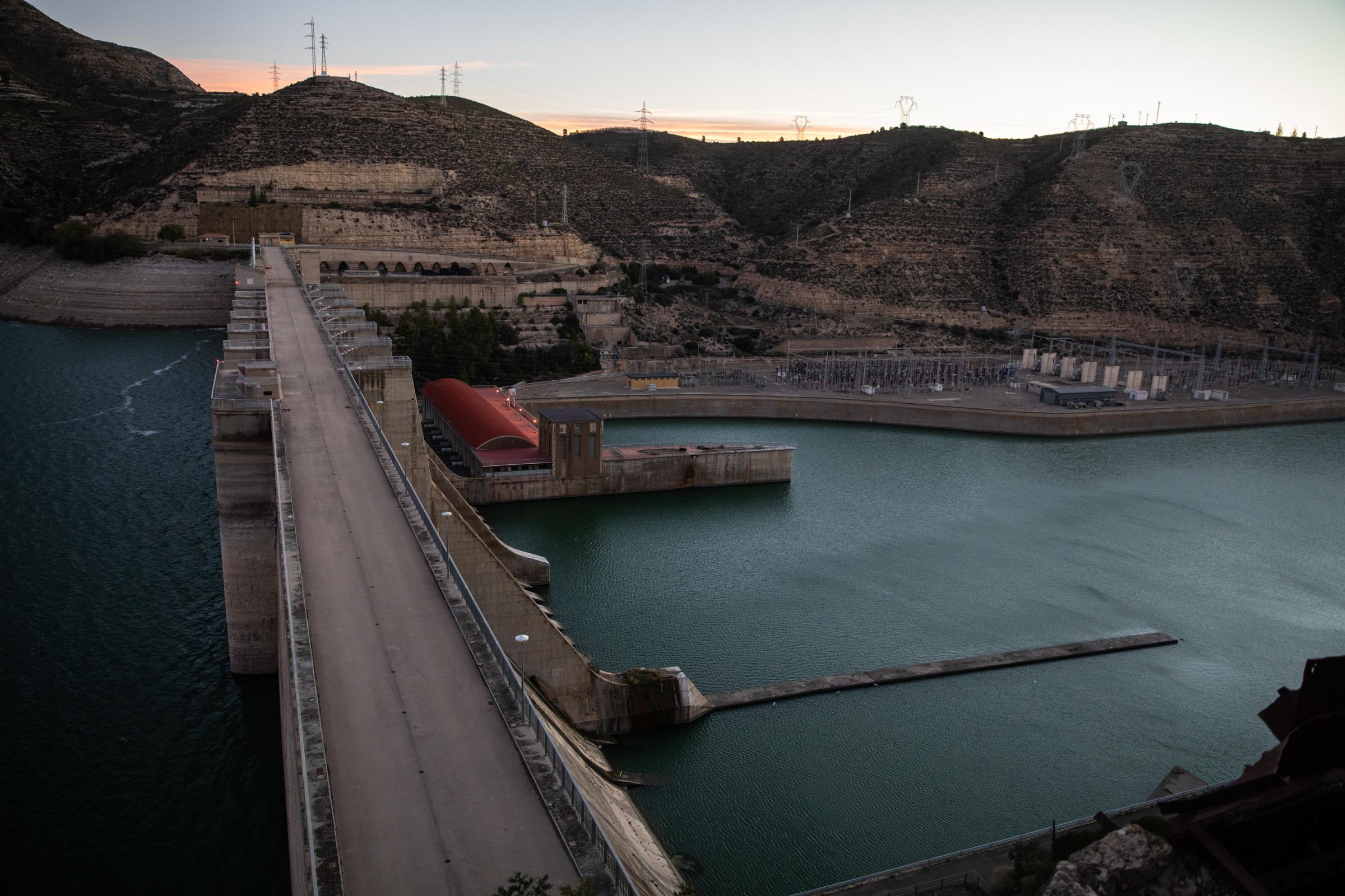 Spain's Drought Threatens Electricity Production At Mequinenza Plant - MEQUINENZA, SPAIN - NOVEMBER 05: Sunrise at the...