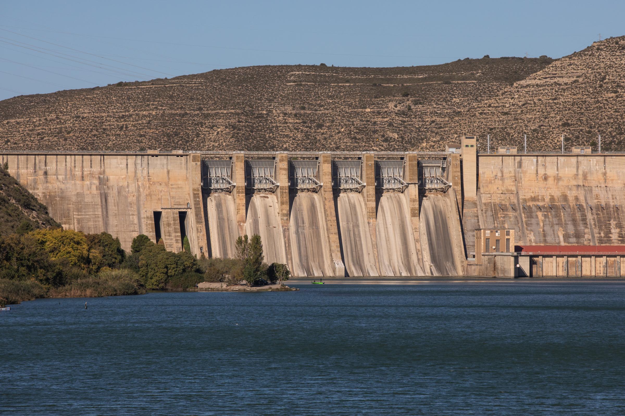 Spain's Drought Threatens Electricity Production At Mequinenza Plant - MEQUINENZA, SPAIN - NOVEMBER 05: First thing in the...