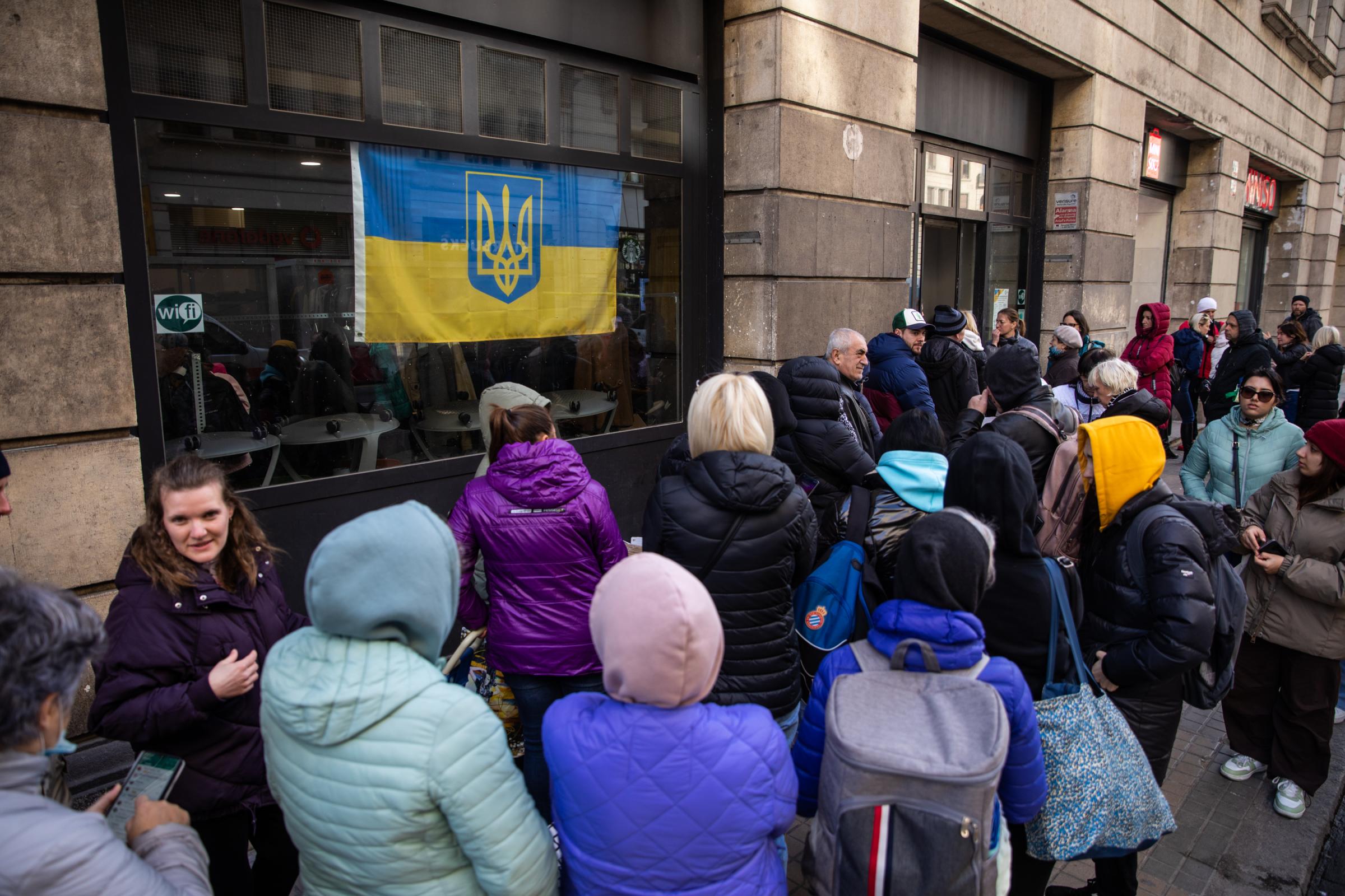Ukrainian Refugee Association Collects Food And Basic Necessities - BARCELONA, SPAIN - FEBRUARY 09: The queue of Ukrainian...