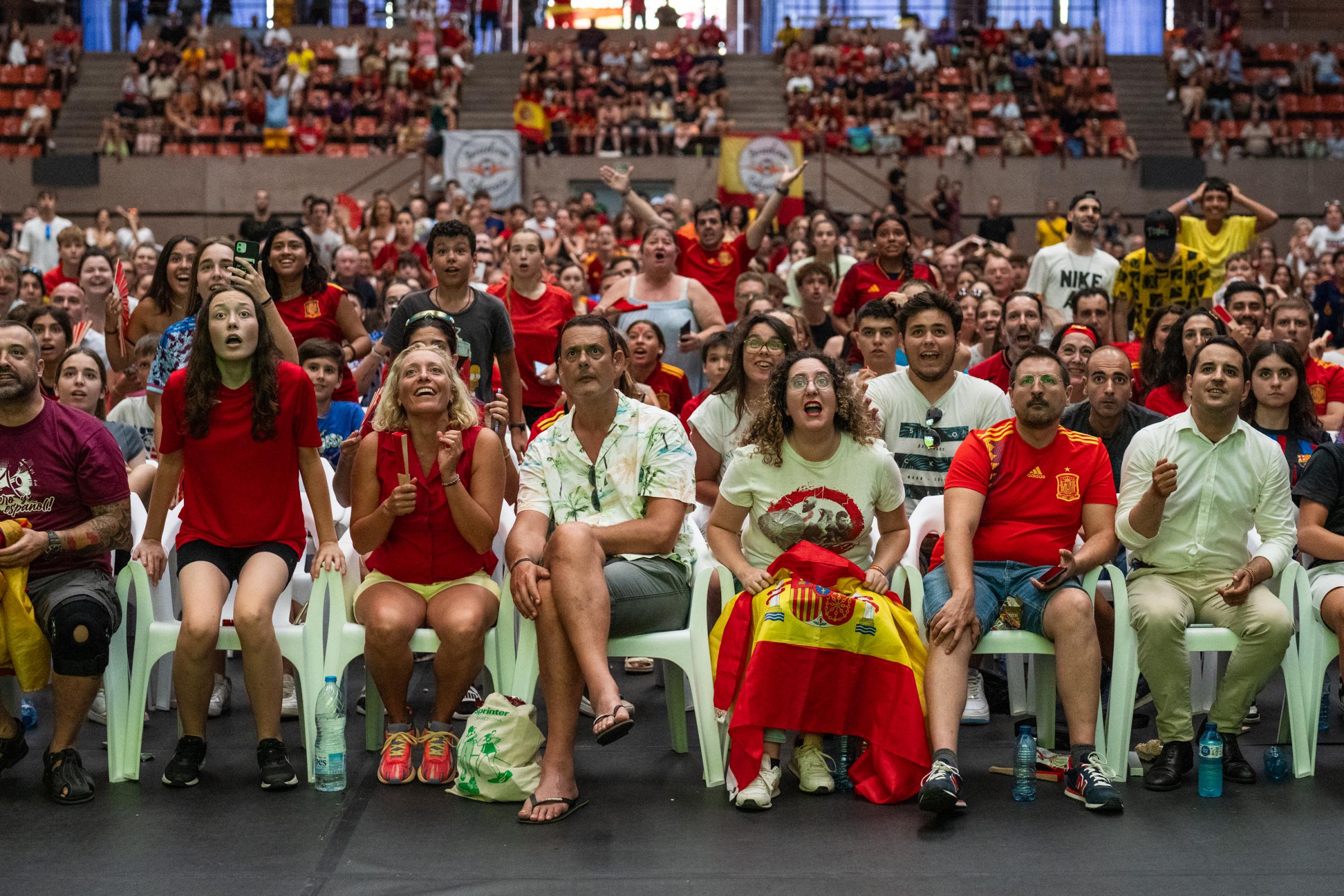 Fans Cheer For Spain As They Take On England In The Women's World Cup Final - BARCELONA, SPAIN - AUGUST 20: Fans of the Spanish women's...