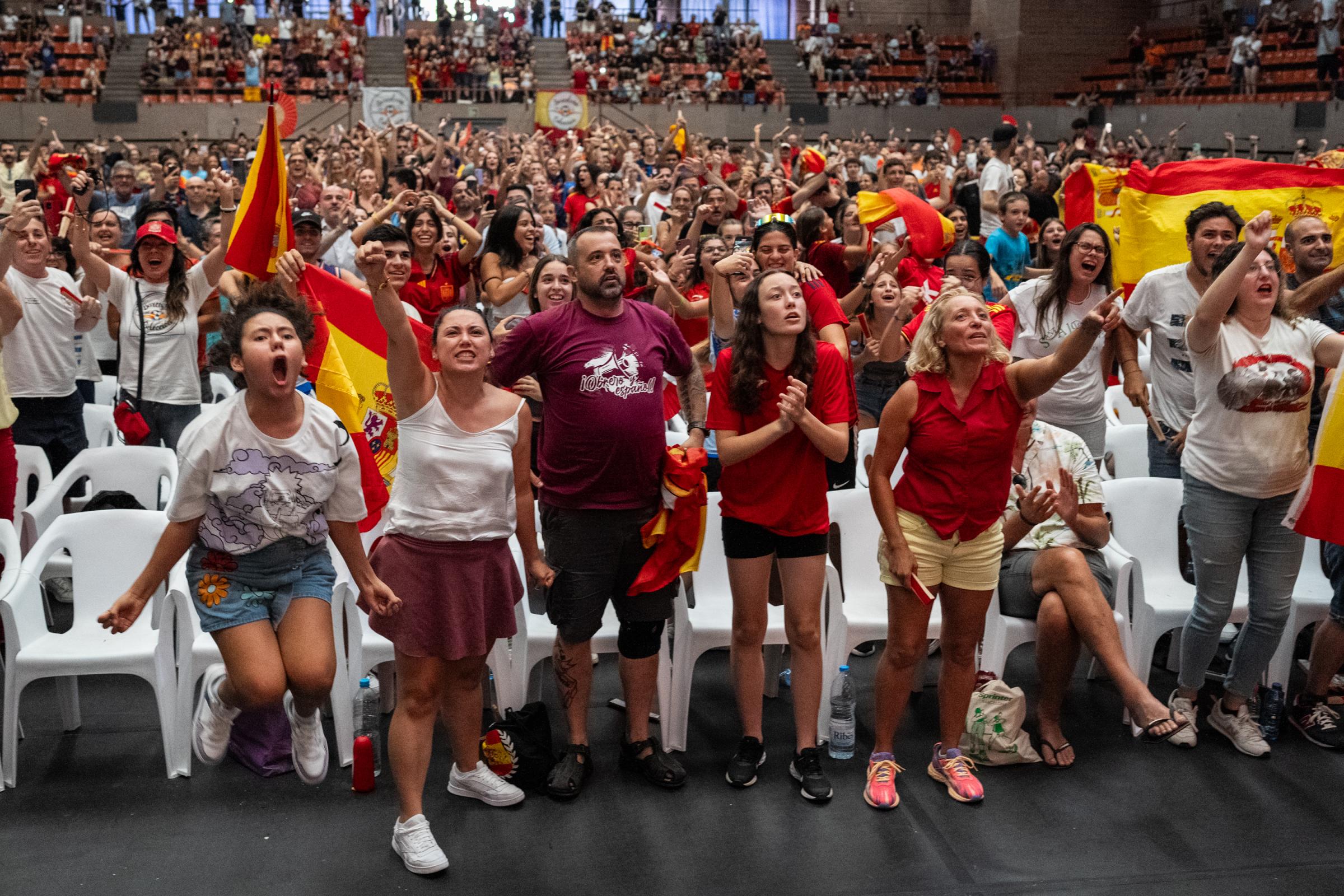Fans Cheer For Spain As They Take On England In The Women's World Cup Final - BARCELONA, SPAIN - AUGUST 20: Fans of the Spanish women's...