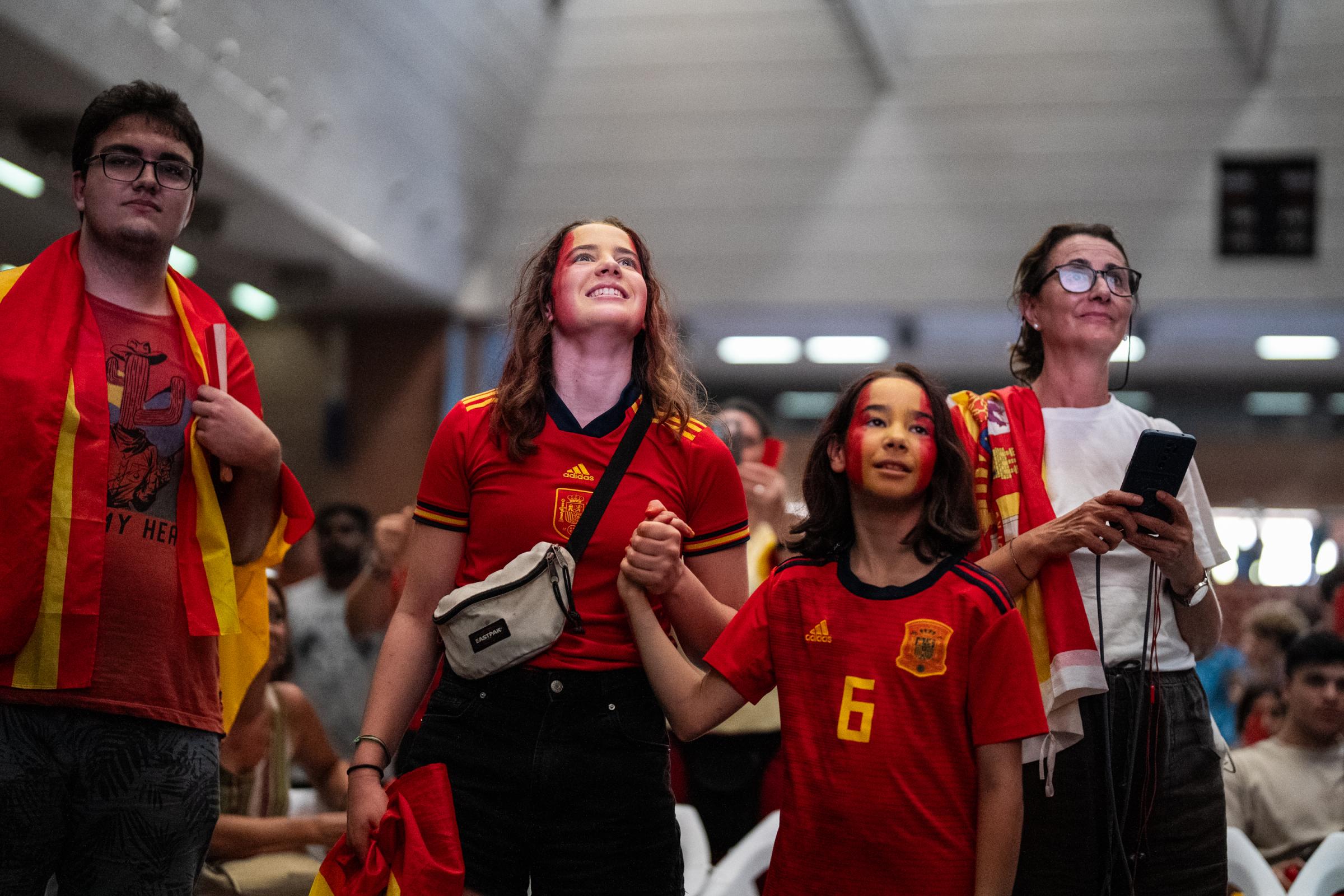 Fans Cheer For Spain As They Take On England In The Women's World Cup Final - BARCELONA, SPAIN - AUGUST 20: Fans of the Spanish women's...