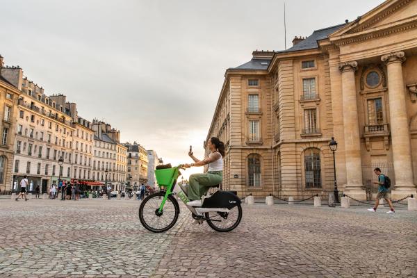Renting Bikes in Paris | Buy this image