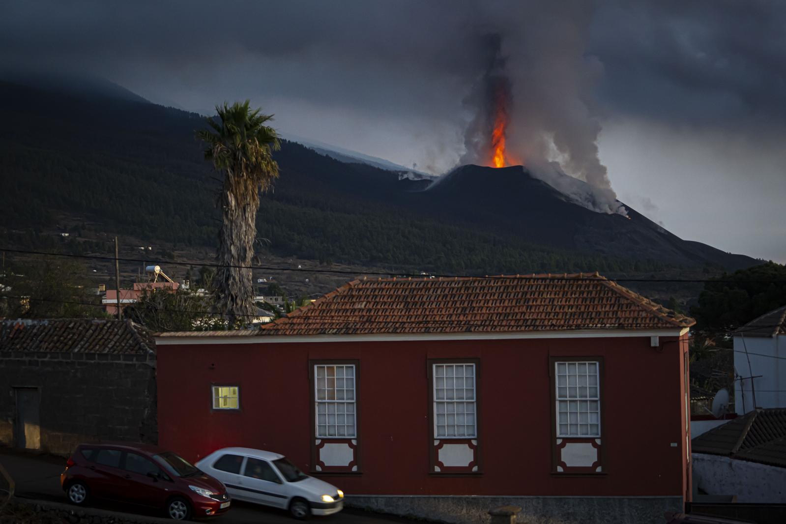 Daily News - View of Cumbre Vieja volcano eruption from El Paso, La...