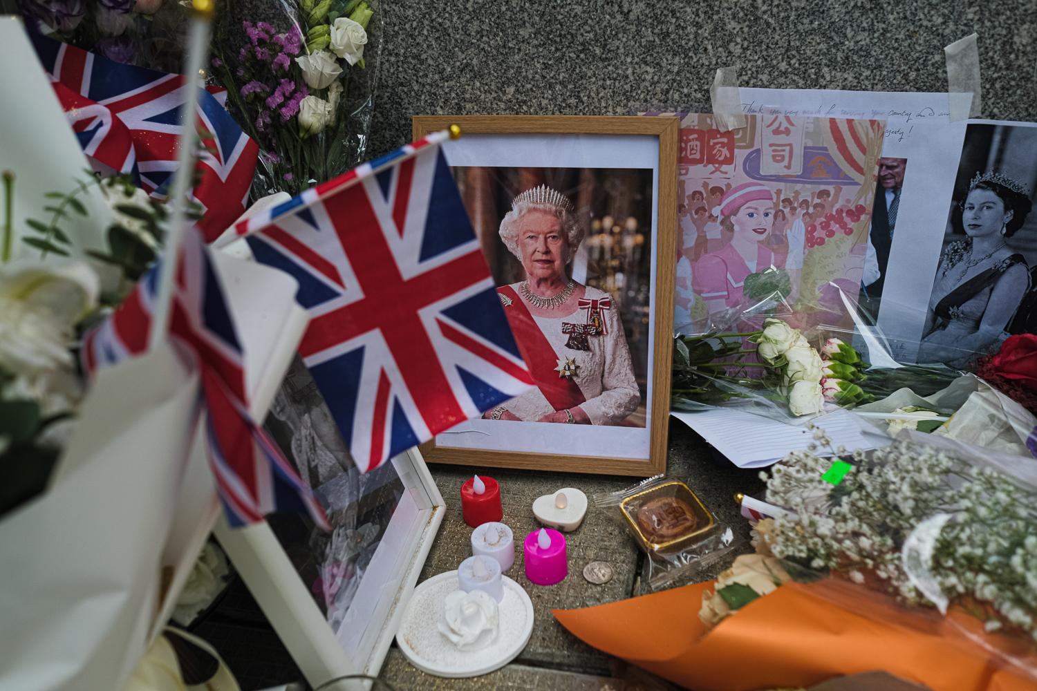 People pay tribute to Queen Elizabeth II