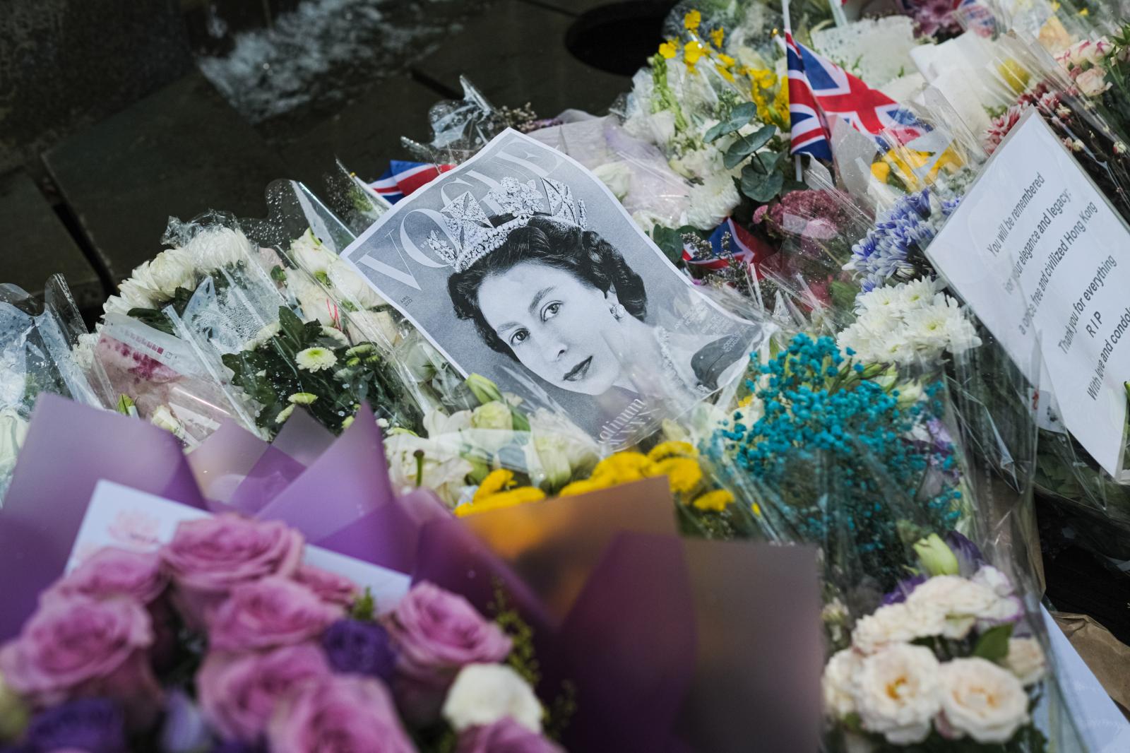 People pay tribute to Queen Elizabeth II
