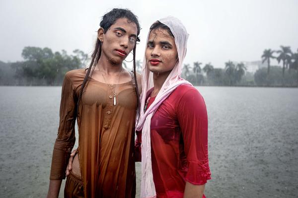 Image from Neither Man nor Woman - Sabina (L) and Anika (R) are enjoying the rain at the park.