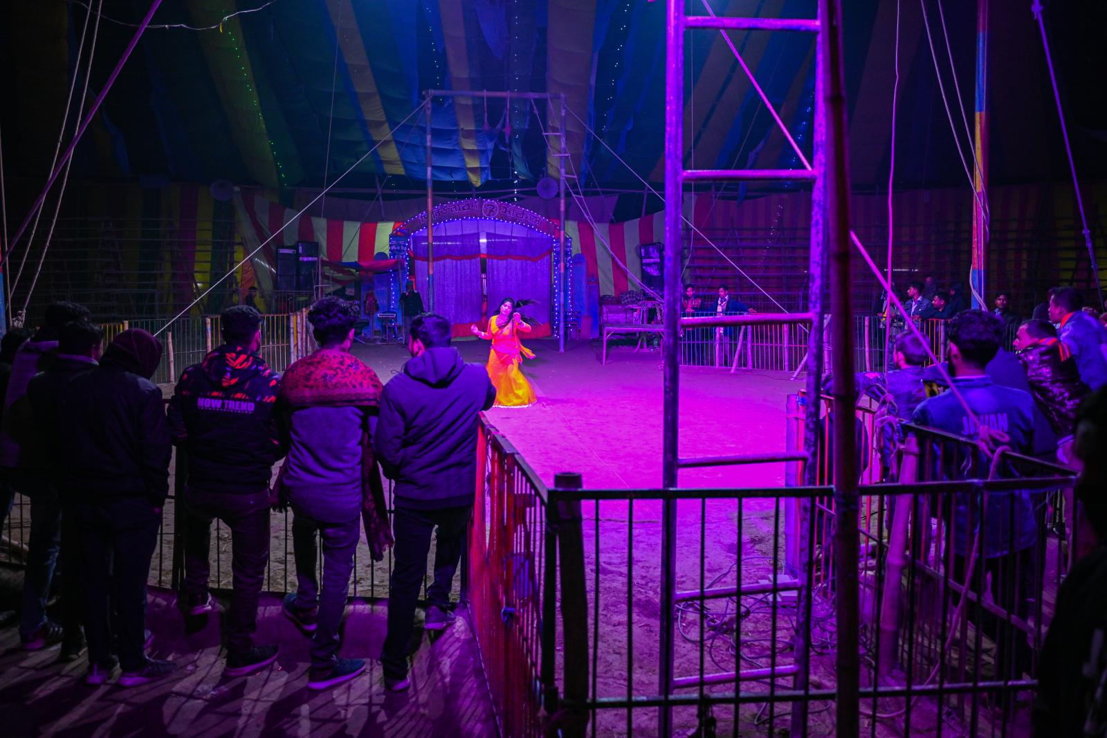  A female circus performer danc...gladesh, on December 20, 2023. 