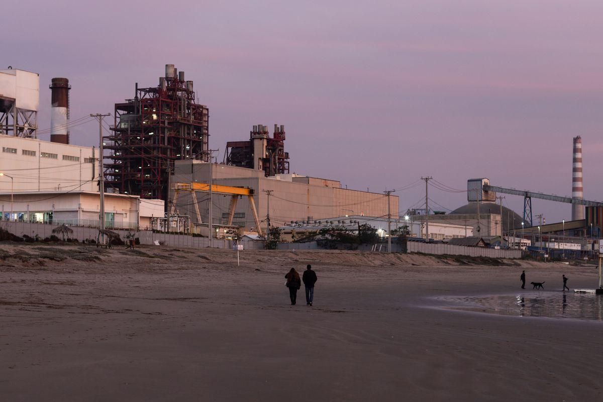 Viaje al "Chernóbil chileno":  cuando ir a la playa se convierte en una actividad de riesgo