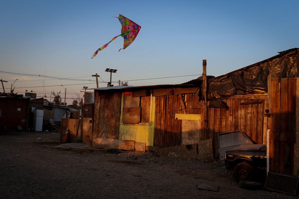 Casi 150 personas condenadas cada día a instalarse en un "campamento": Chile cuadruplica sus barriadas informales en 12 años 