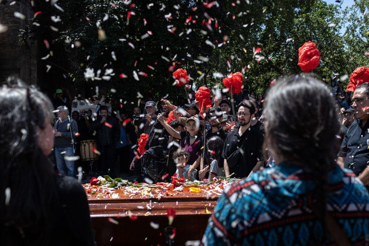 Cientos de personas dan el último adiós a Joan Jara