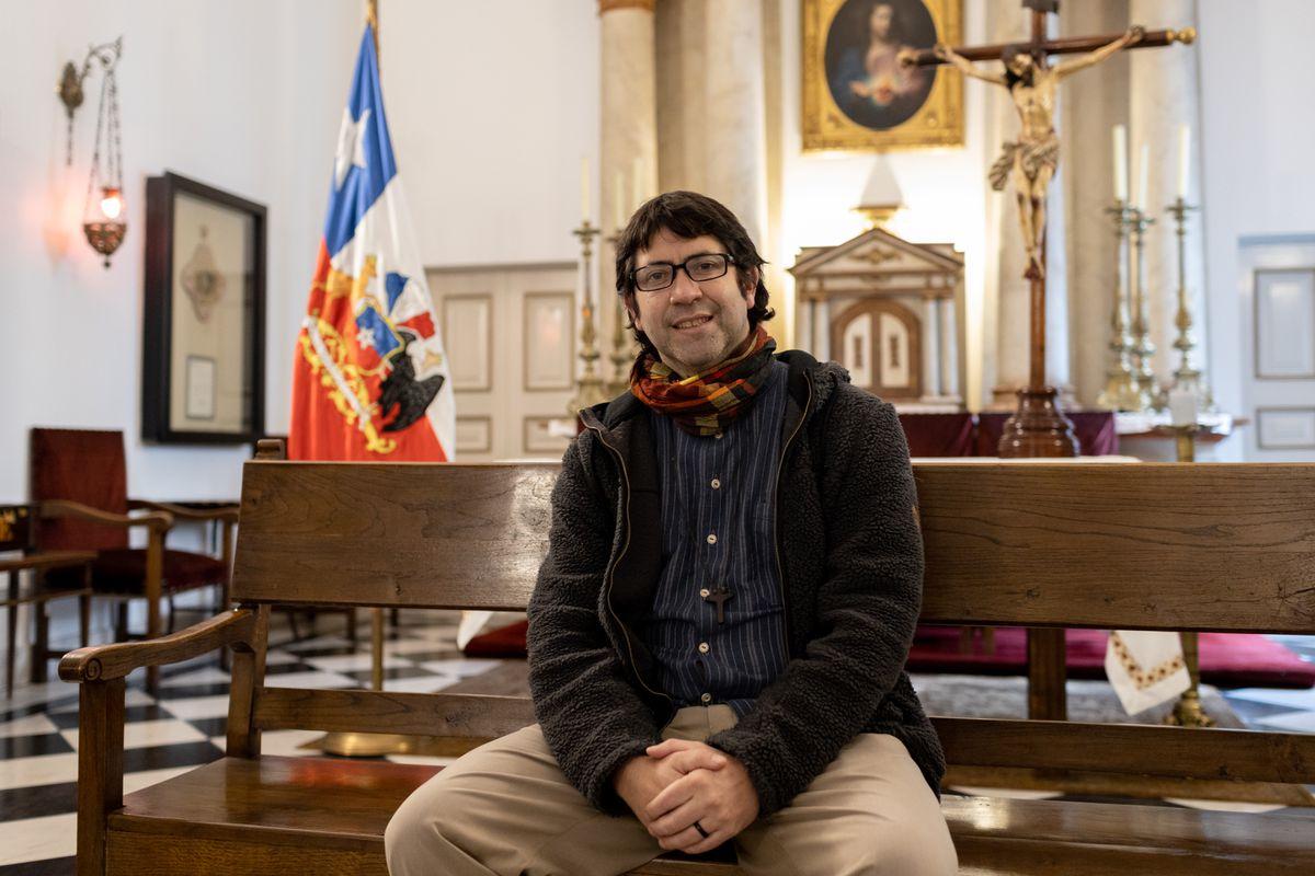 El País. El capellán de La Moneda: El proyecto constitucional tiene sintoní­a con la doctrina social de la Iglesia