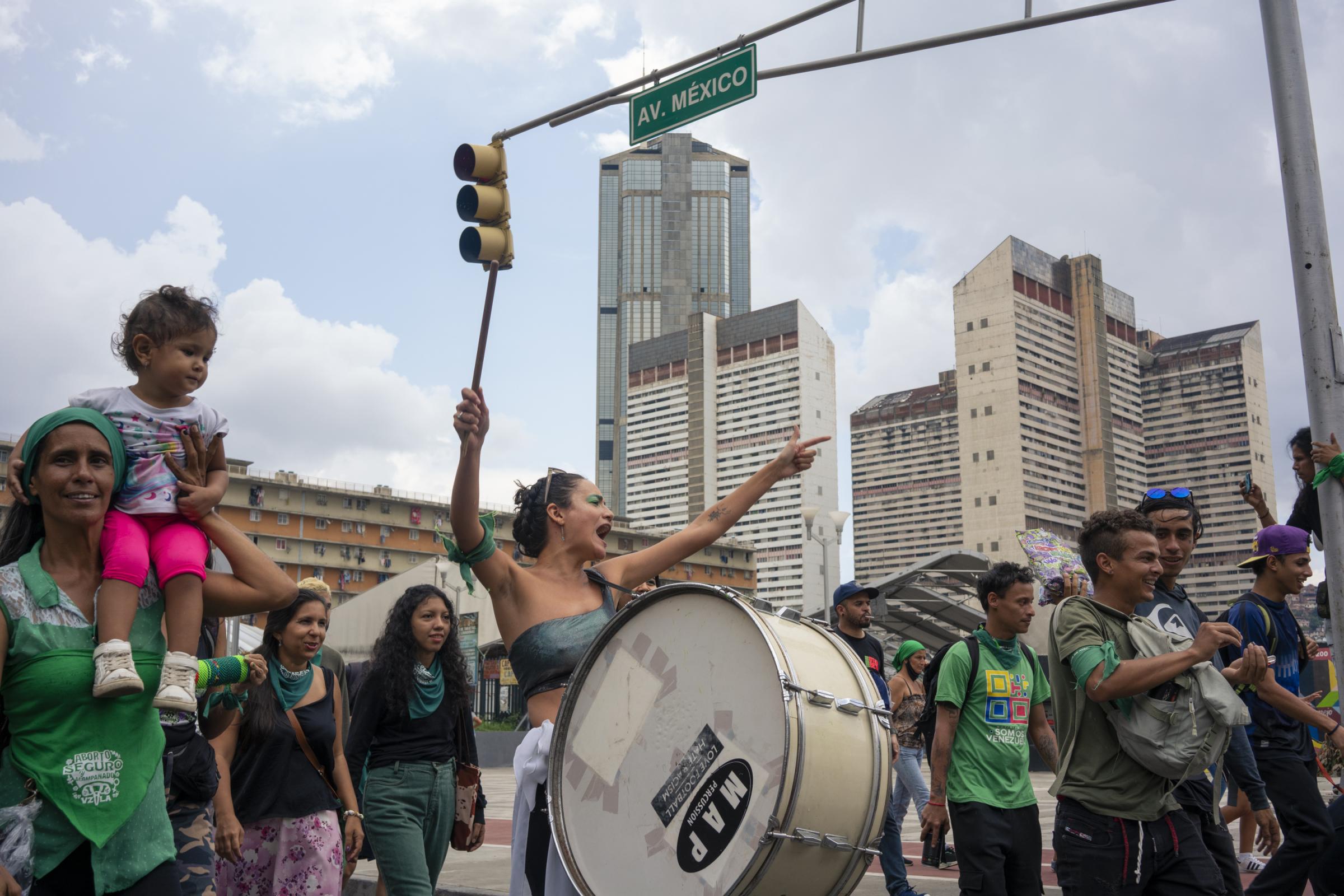 Venezuelan Women March to Repeal Prison Sentences For Those Who Abort and Their Companions | El País -   A woman plays a drum during the march for the...